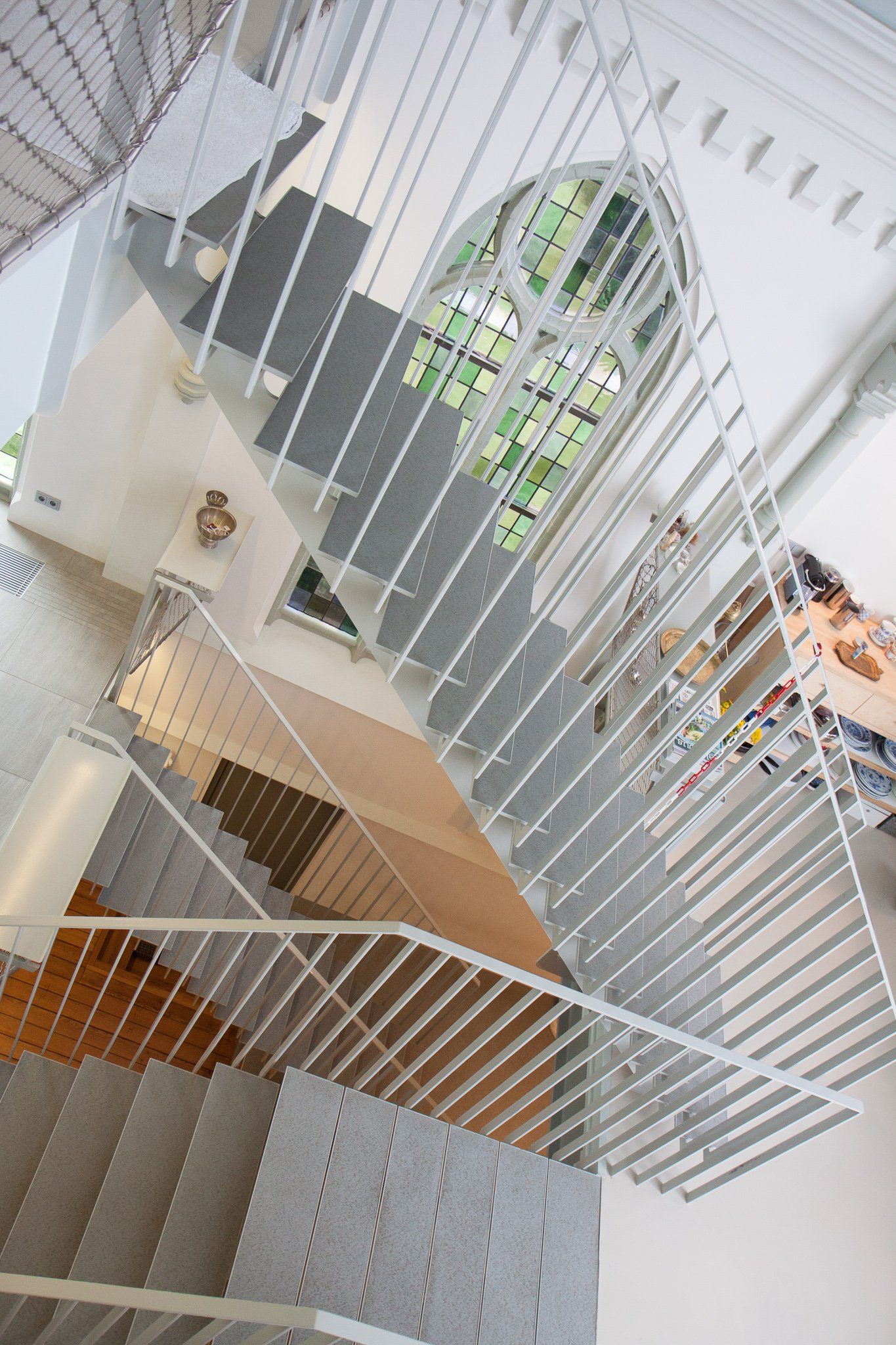 Een luchtfoto van een wenteltrap in een gebouw