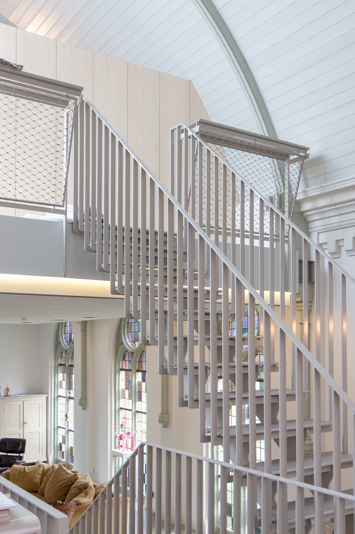 Een wenteltrap die naar de tweede verdieping van een huis leidt