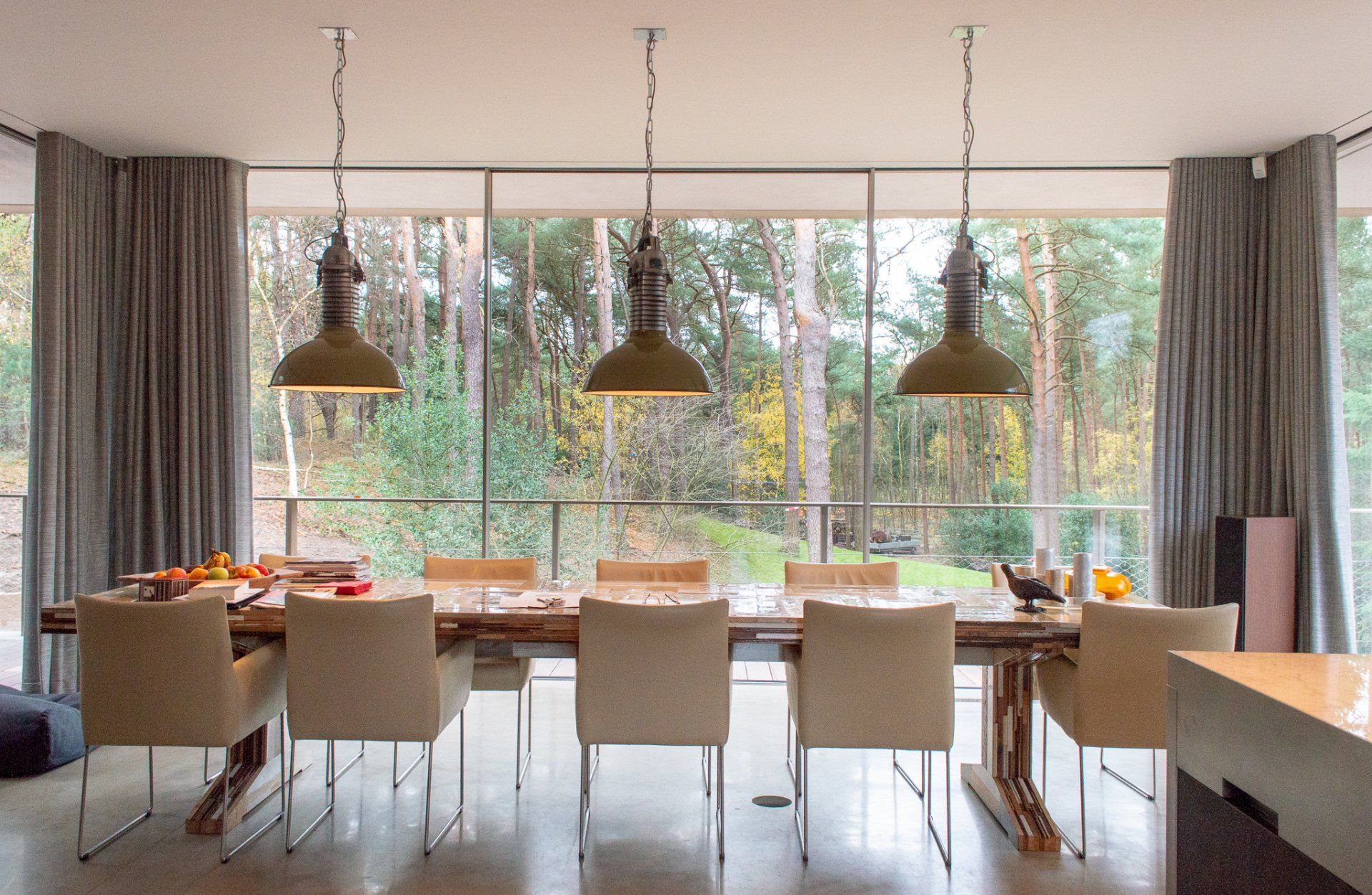 Een eetkamer met een lange tafel en stoelen