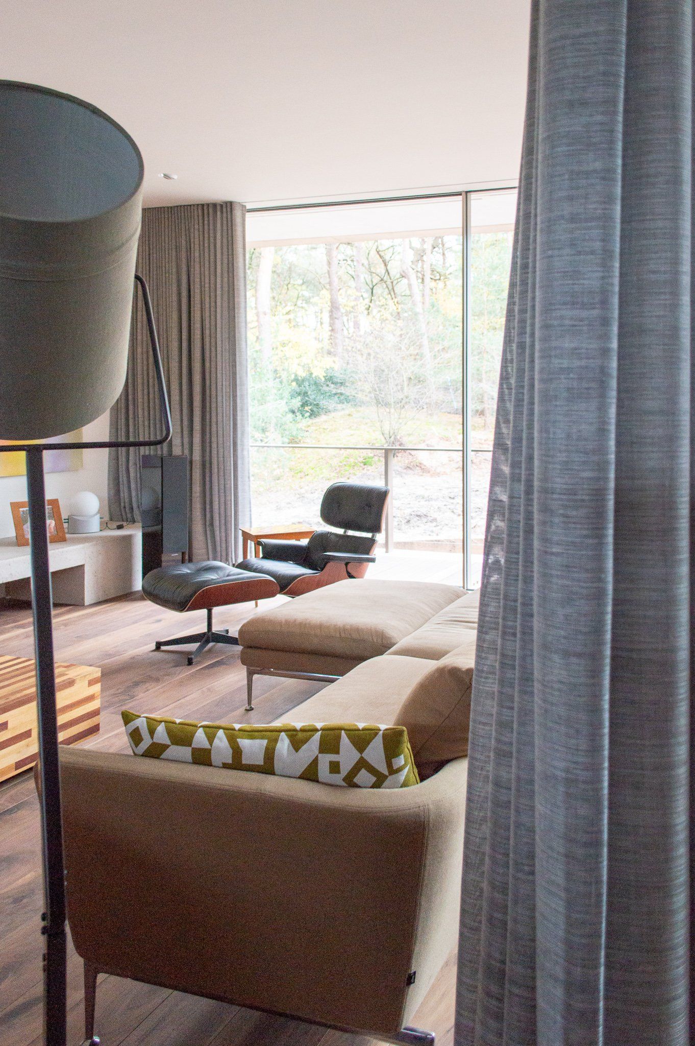 Een woonkamer met een bank, stoel en lamp