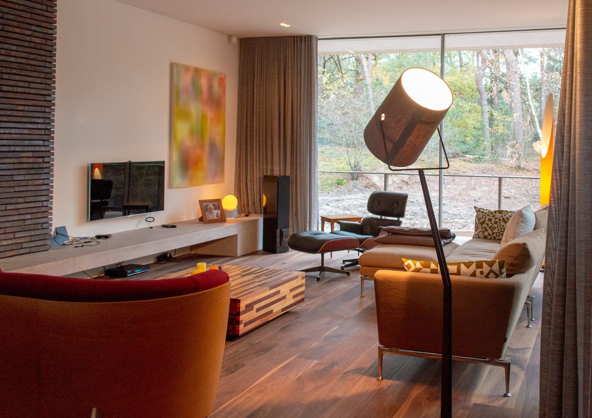 Een woonkamer met een bank, een stoel en een lamp