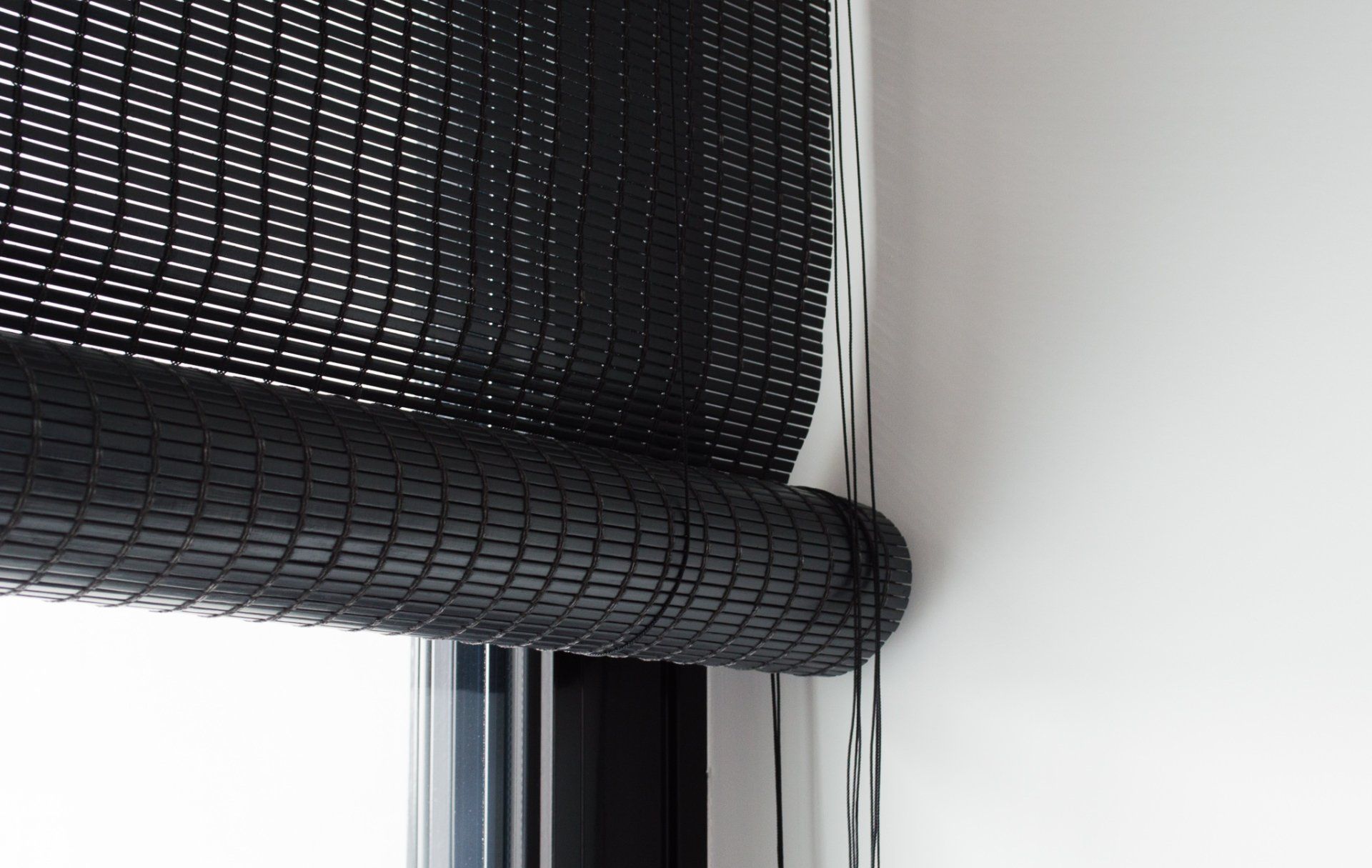 Een close-up van een zwarte jaloezie op een raam