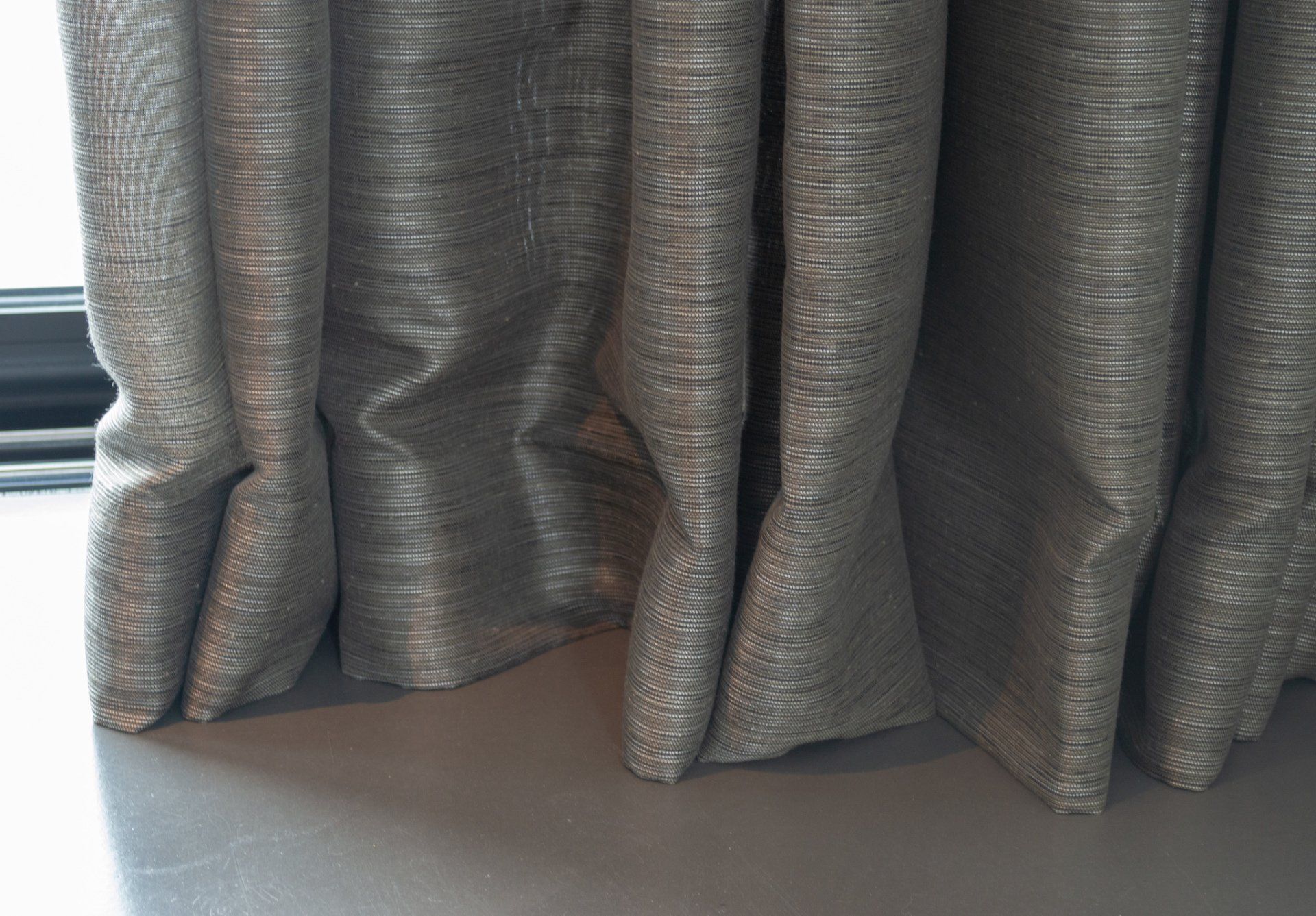 Een close-up van een paar gordijnen die aan een raam hangen.