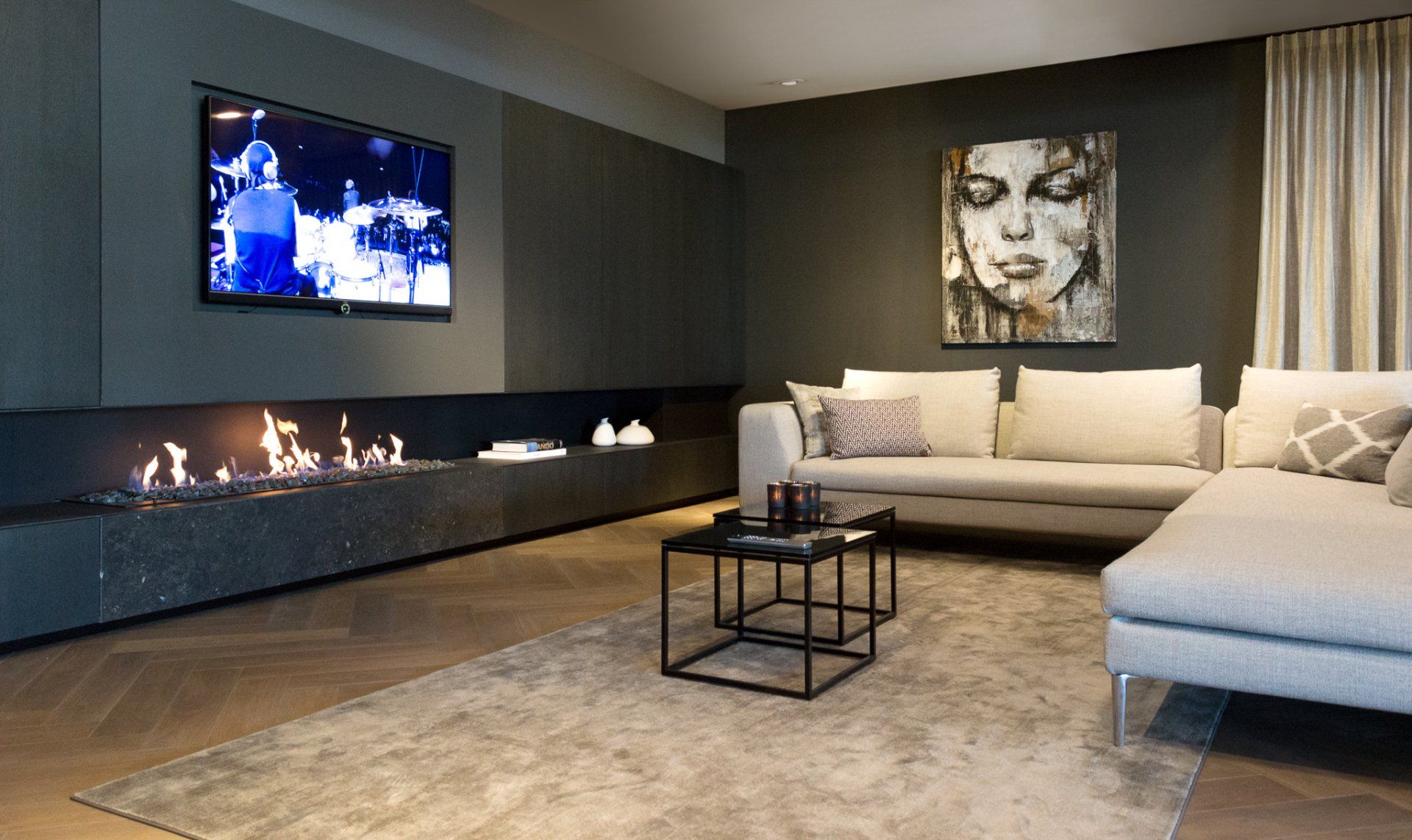 Een woonkamer met bank Noa van Sur&Plus.