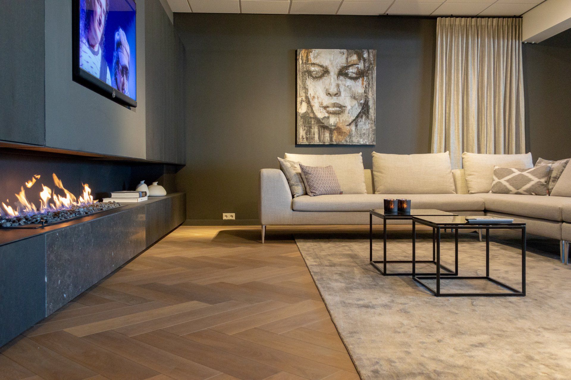 Een woonkamer met een bank en een open haard