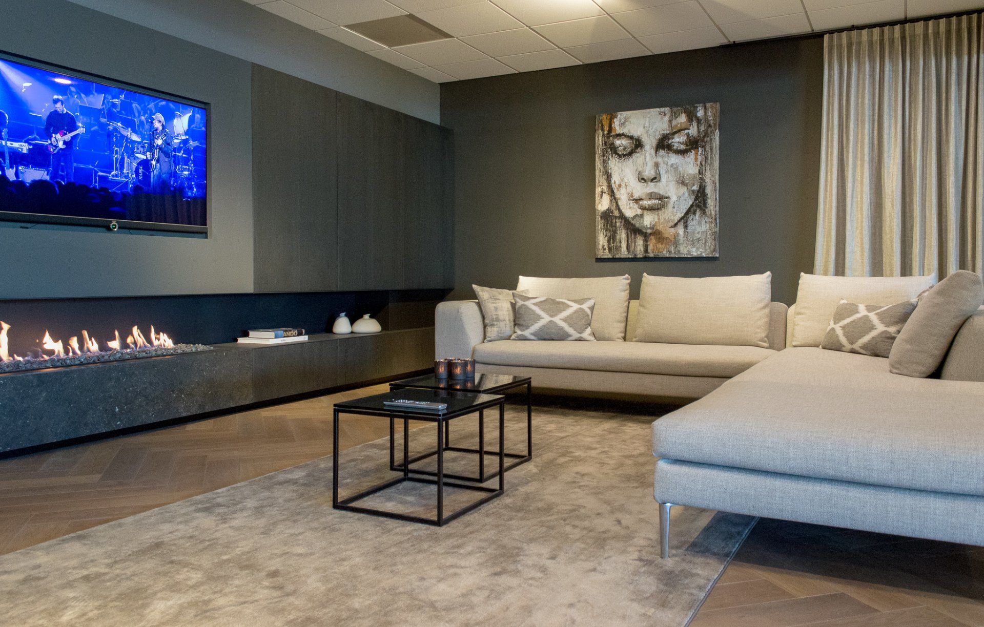 Een woonkamer met een bank, twee salontafels, een open haard van Van Bentum haarden.