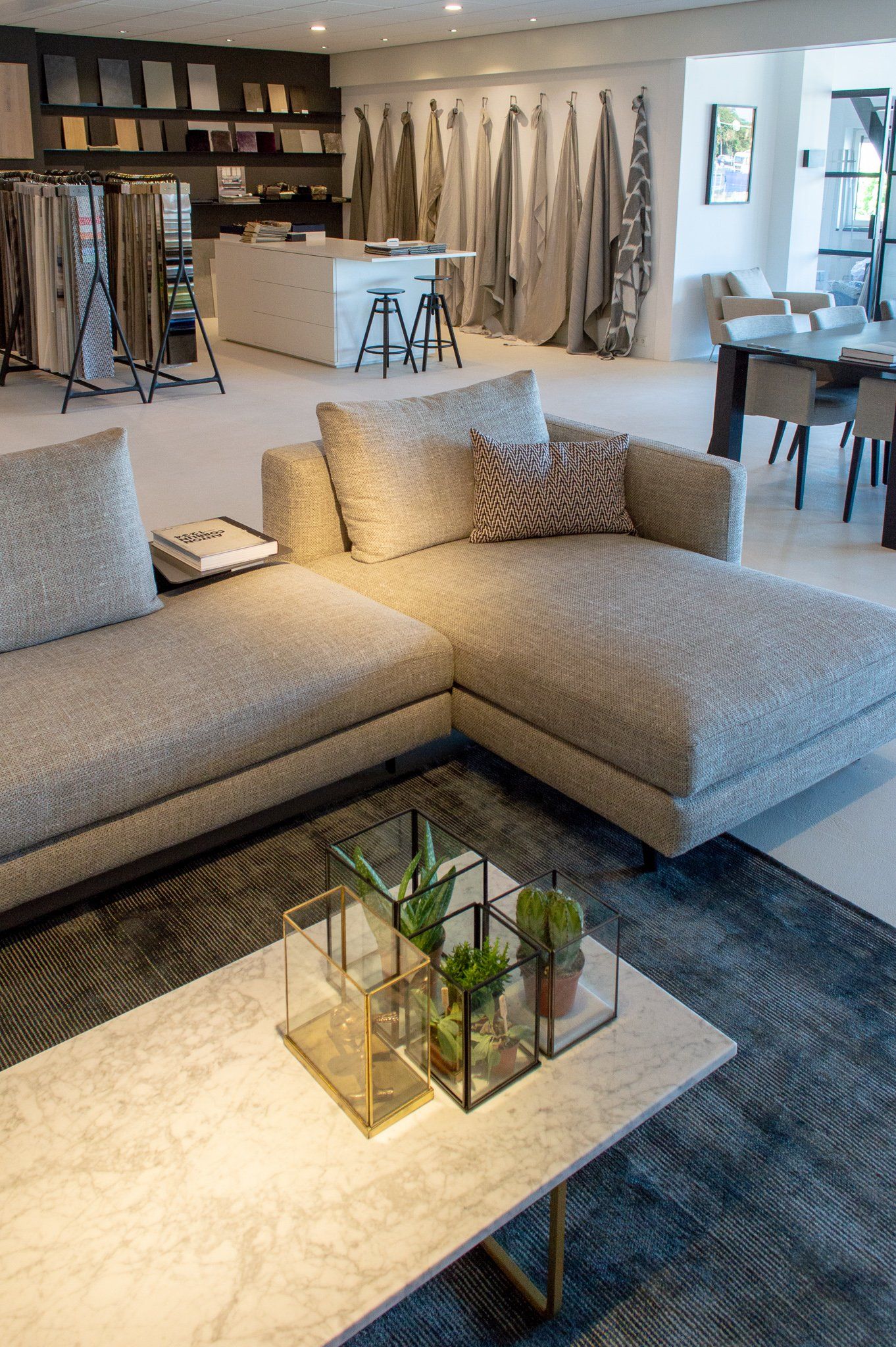 Er staat een bank en een salontafel in de woonkamer.