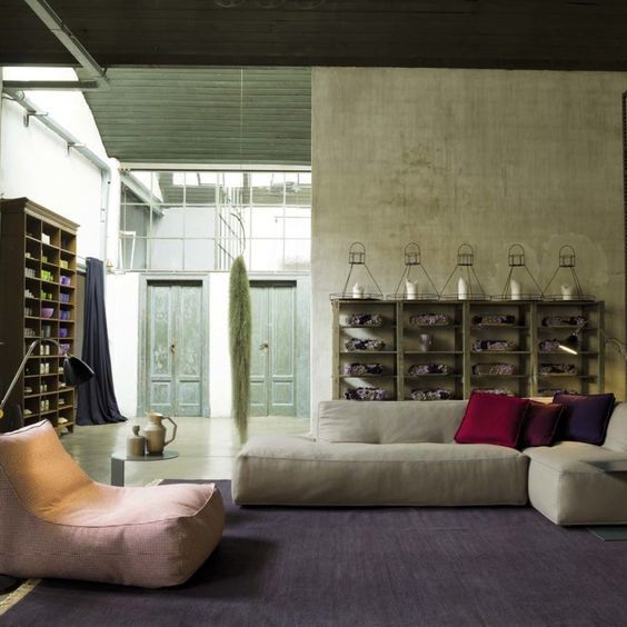 Een woonkamer met een bank en een stoel