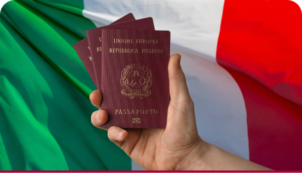 Uma pessoa segurando uma pilha de passaportes em frente a uma bandeira italiana Uma pessoa segurando uma pilha de passaportes em frente a uma bandeira italiana