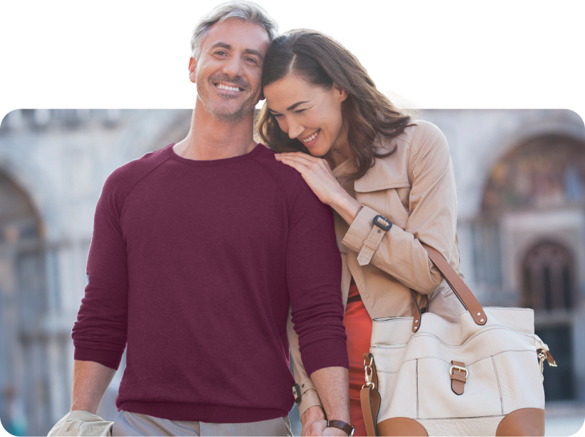 Um homem e uma mulher estão próximos um do outro e sorrindo.