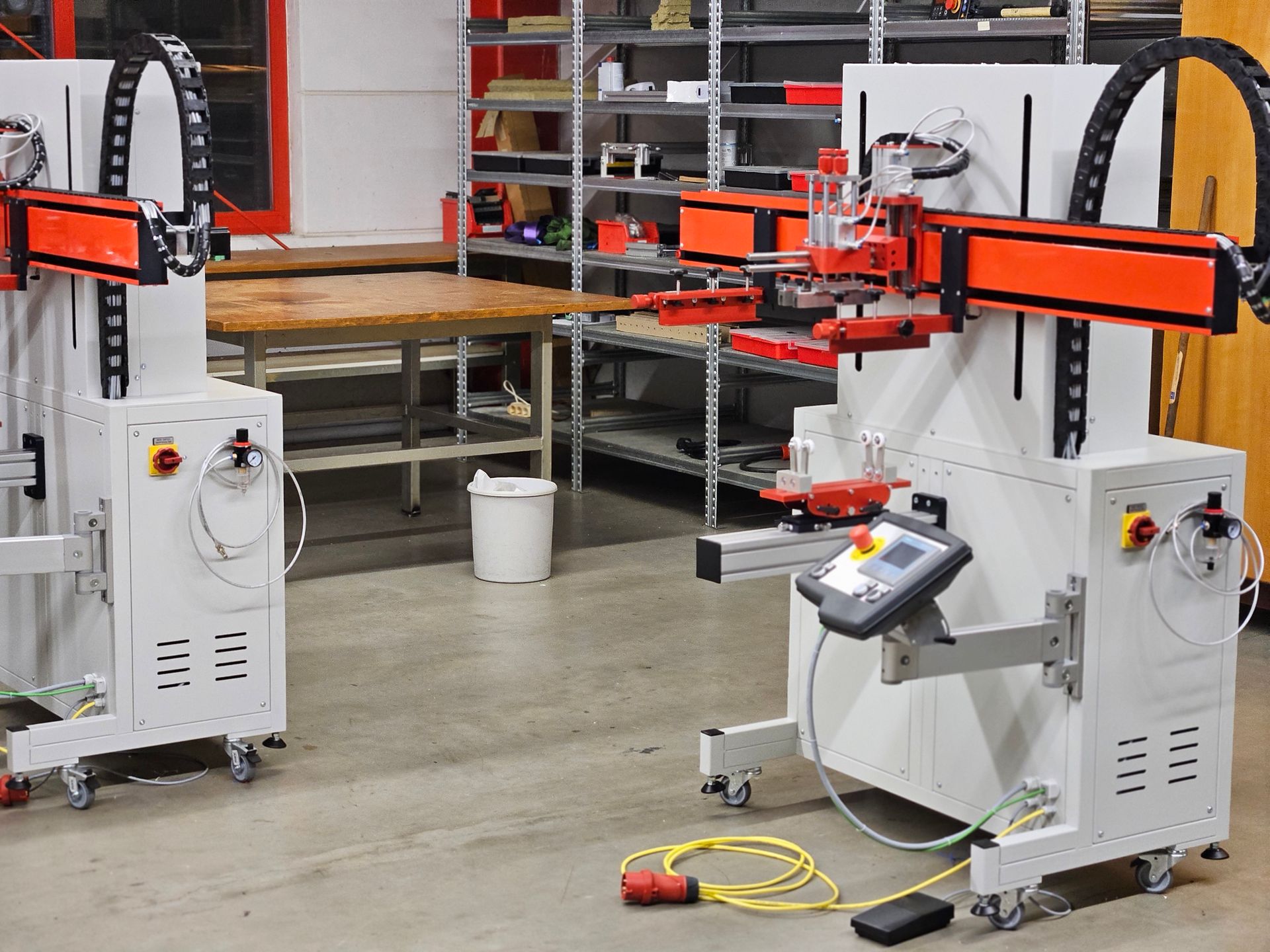 Siebdruckmaschine für Rund- und Flachdruck von Alraun Maschinenbau