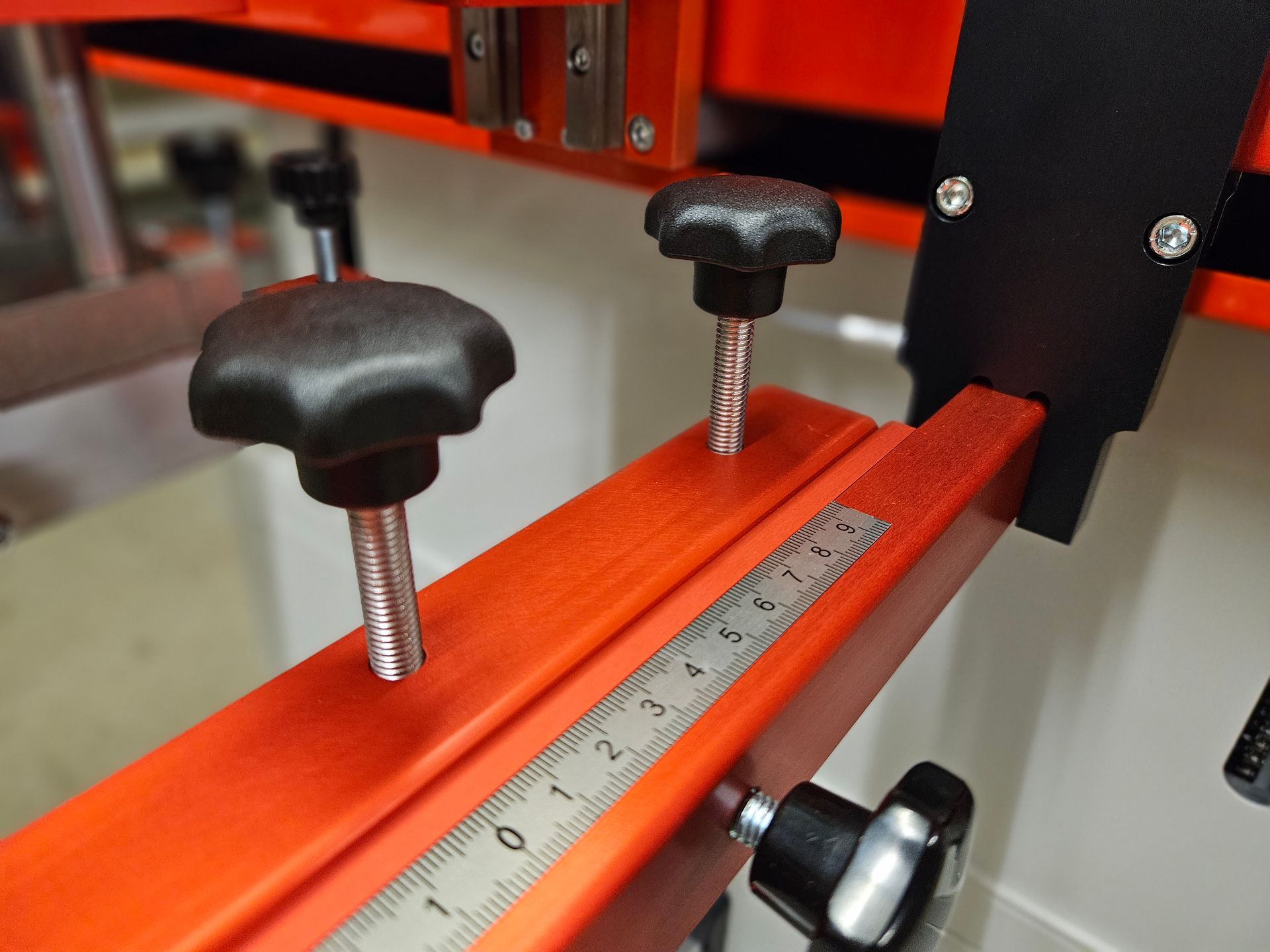 Siebdruckmaschine für Rund- und Flachdruck von Alraun Maschinenbau