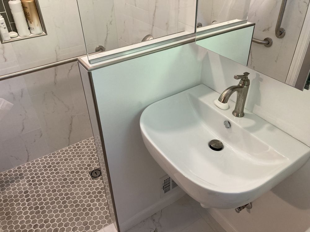 A bathroom with a sink and a mirror