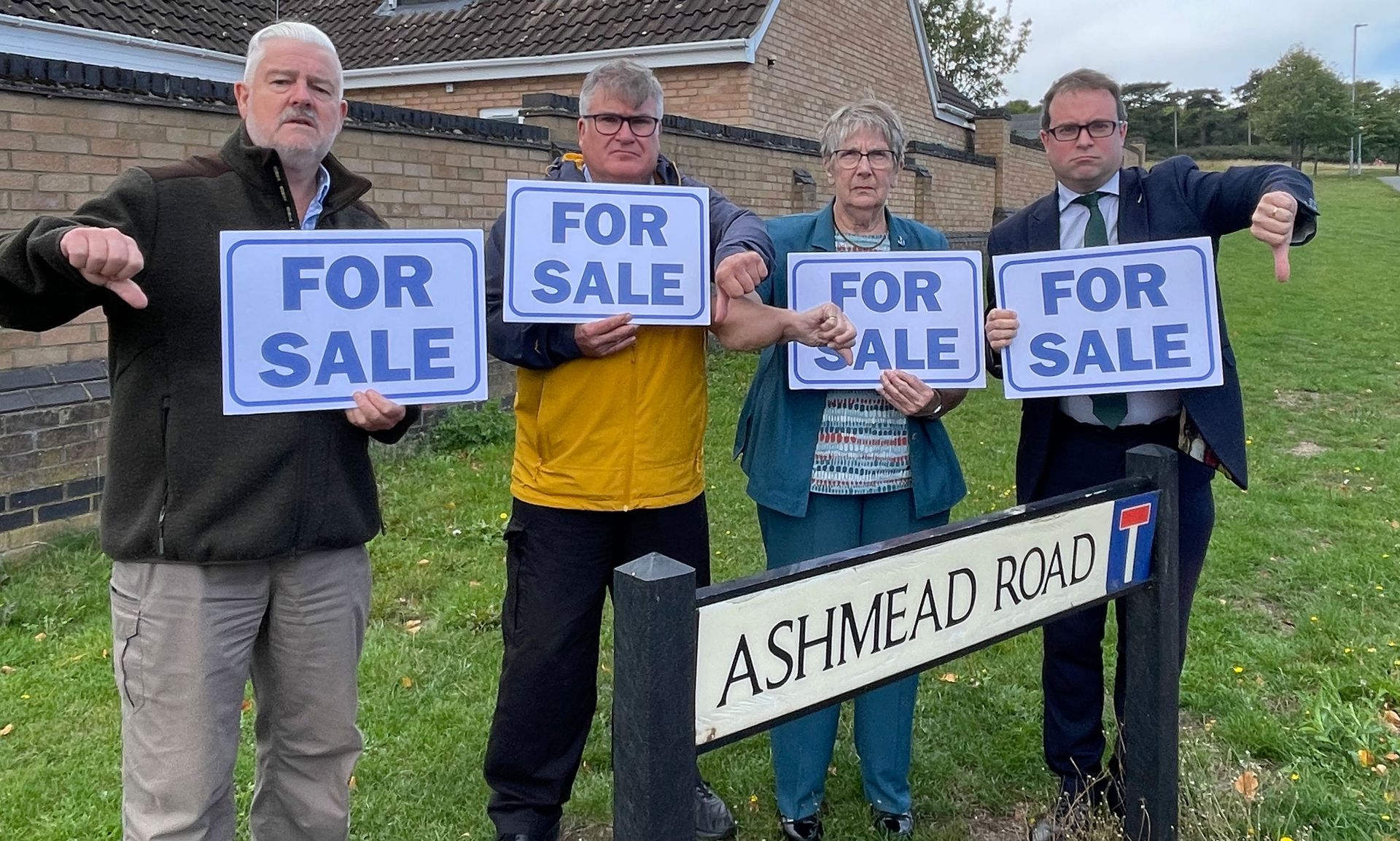 Photo of Liberal Democrats opposed to sale of Land off Ashmead Road 