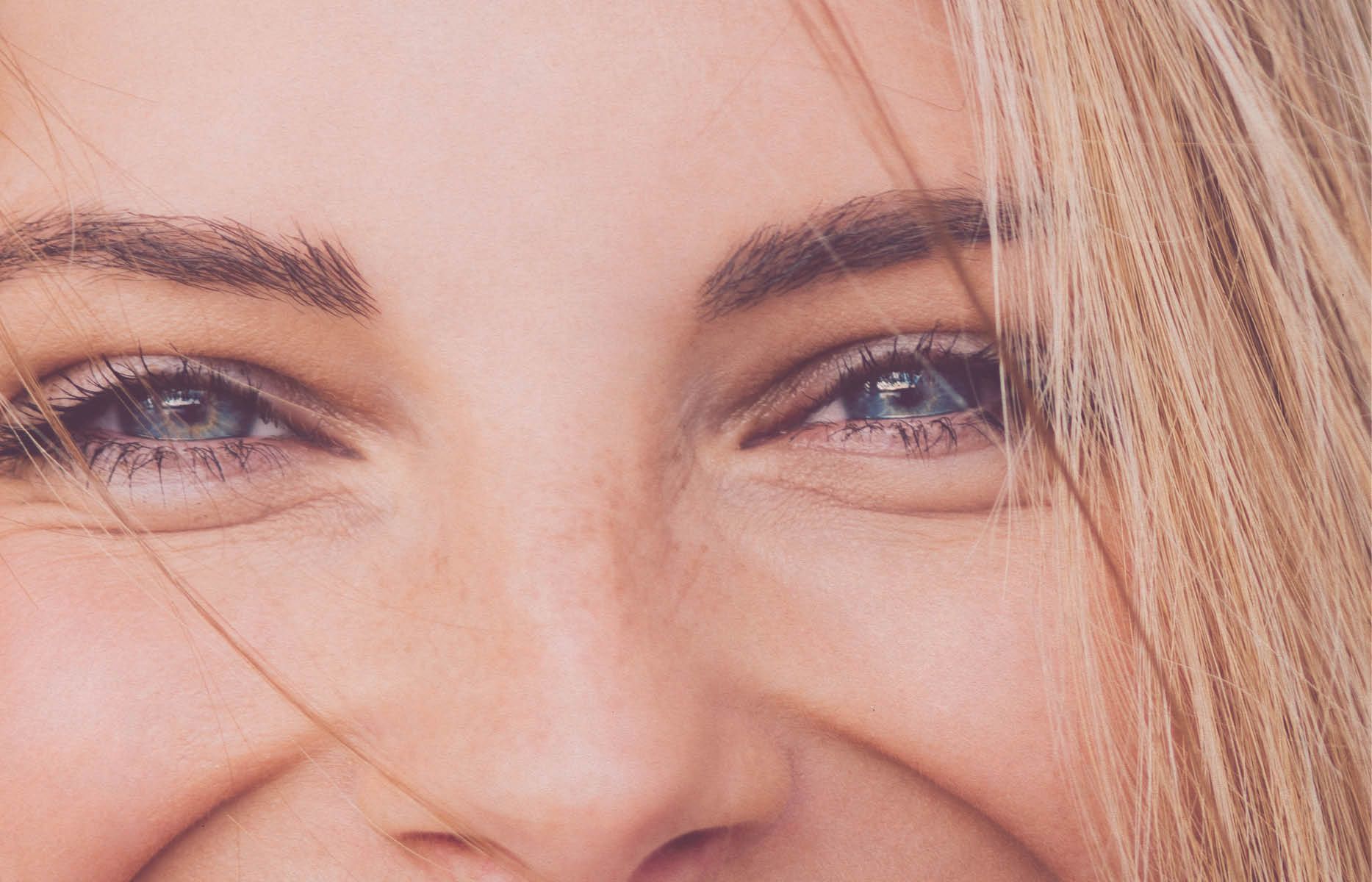 Dame met stralende lach