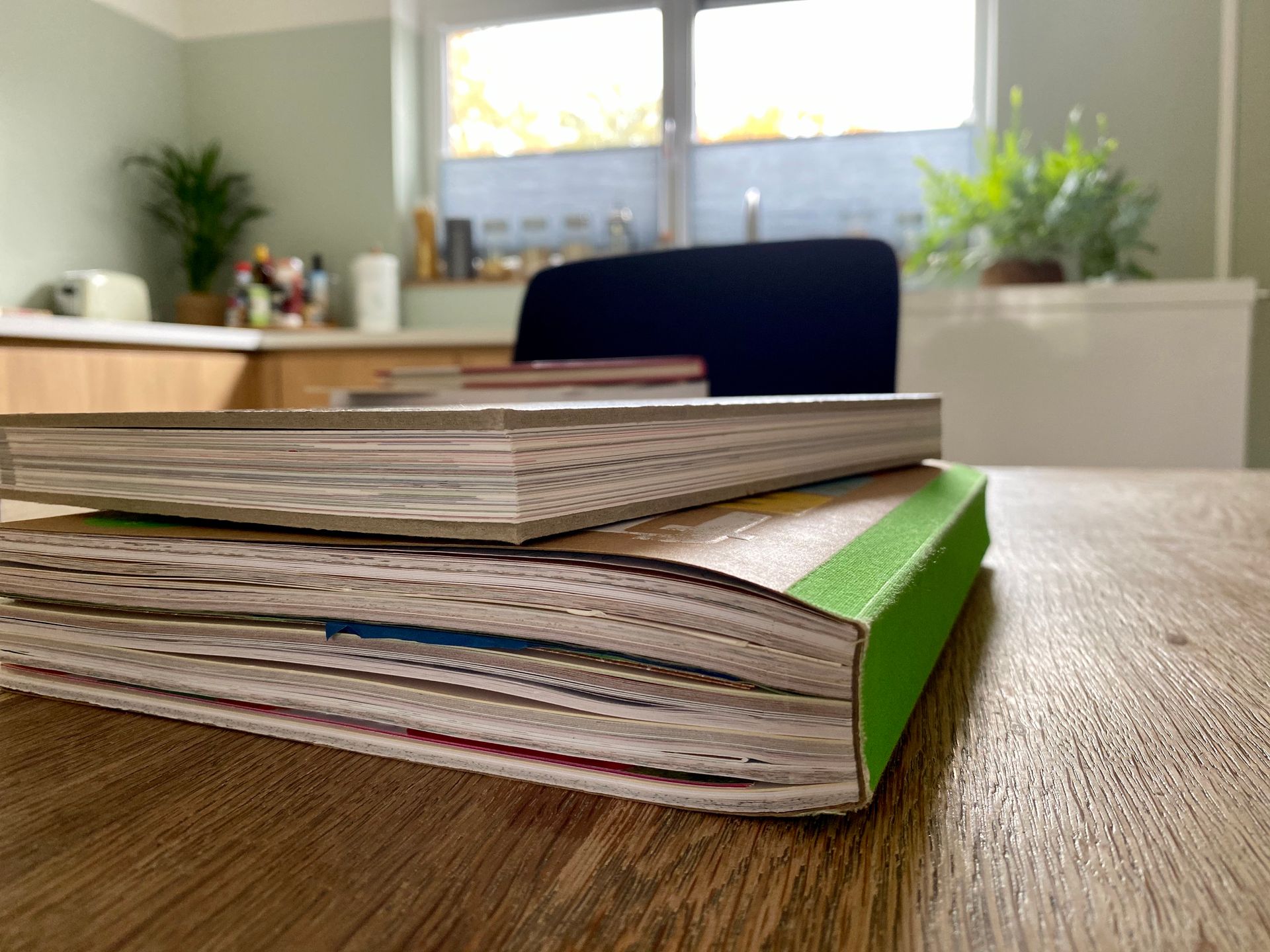 Kijkje in de keuken van Sparkblue; twee boeken liggen gestapeld op houten tafel.