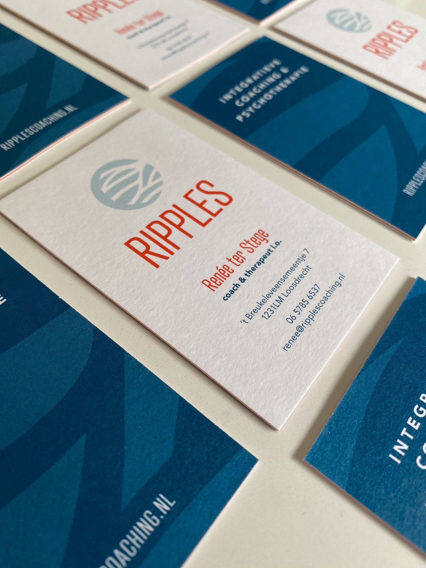 Voorbeeld van de visitekaartjes van het merk Ripples Coaching, ontwikkeld door Sparkblue.