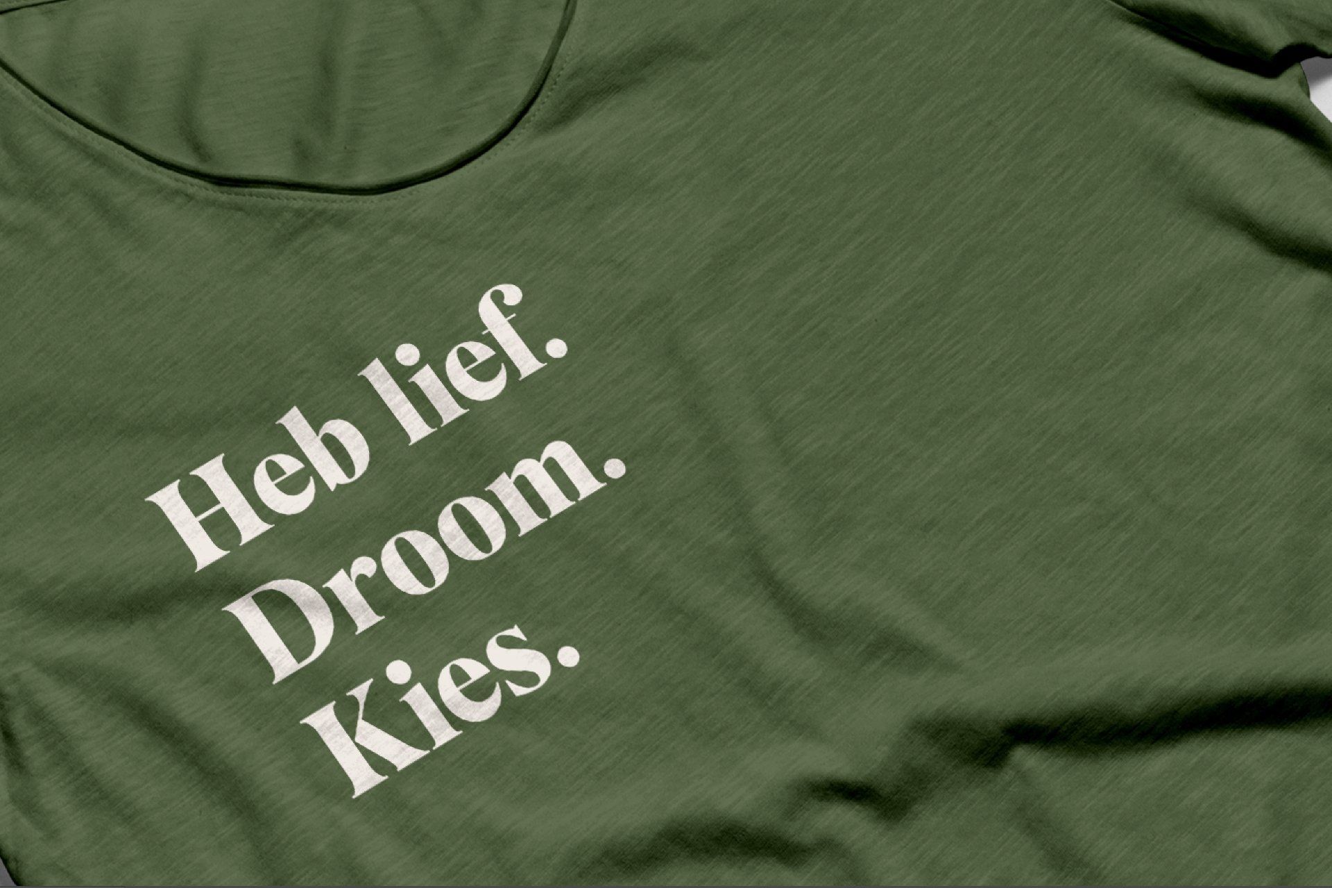Groen t-shirt met de tekst 'Heb lief. Droom. Kies.', ontwikkeld door Sparkblue.