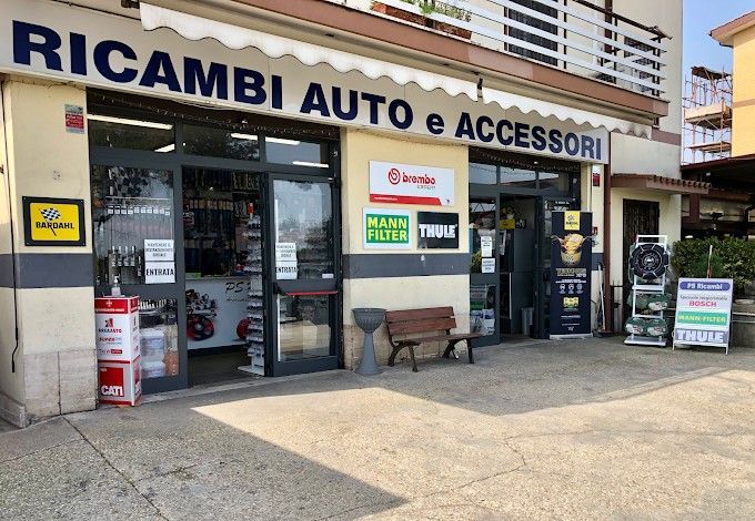 Un negozio di ricambi e accessori per auto con un'insegna che recita 