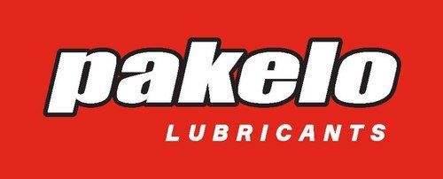 Il logo di Pakelo Lubricants presenta una scritta bianca in corsivo su sfondo rosso.