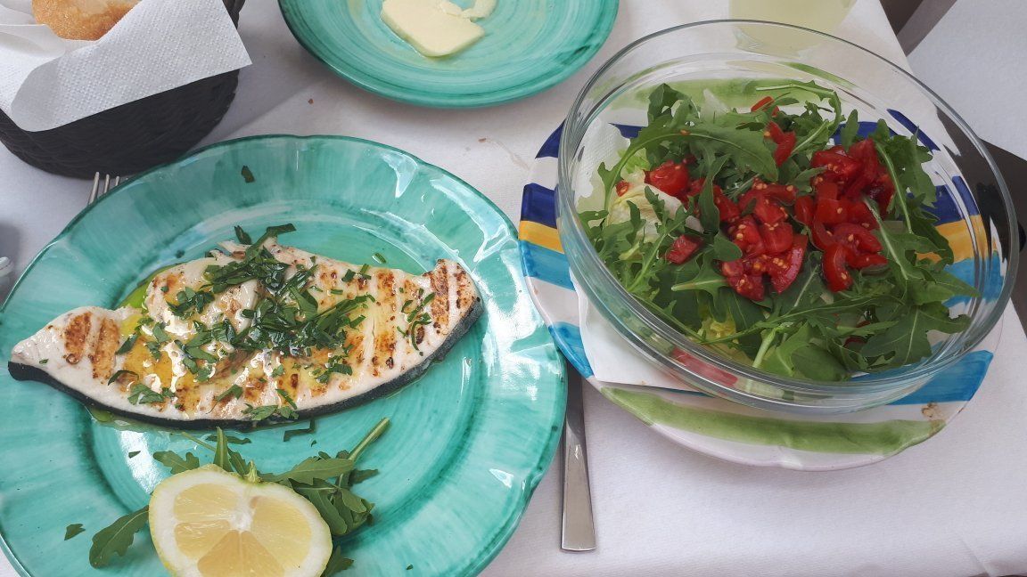 Swordfish fillets with mixed salad