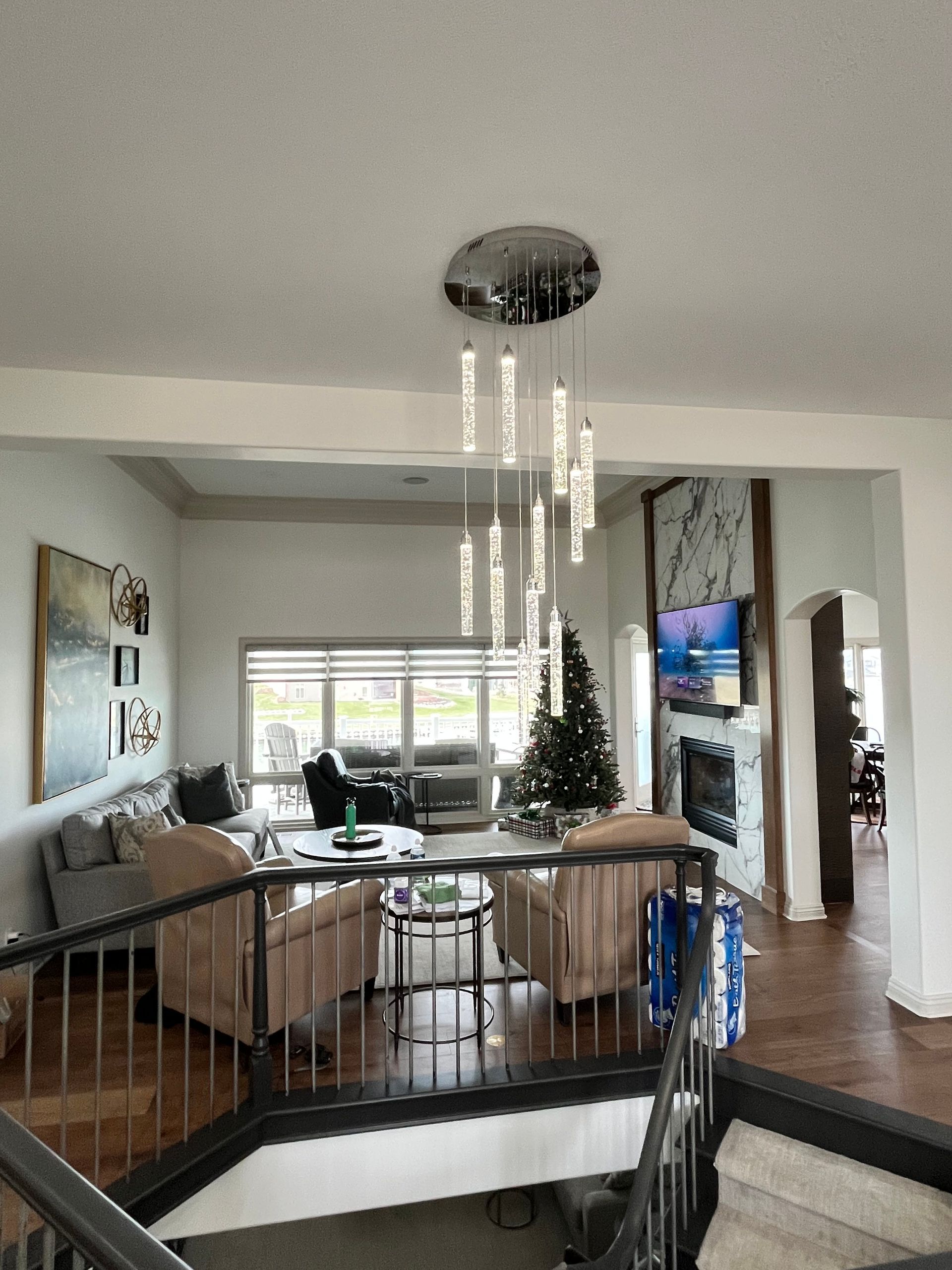 A living room with a chandelier hanging from the ceiling