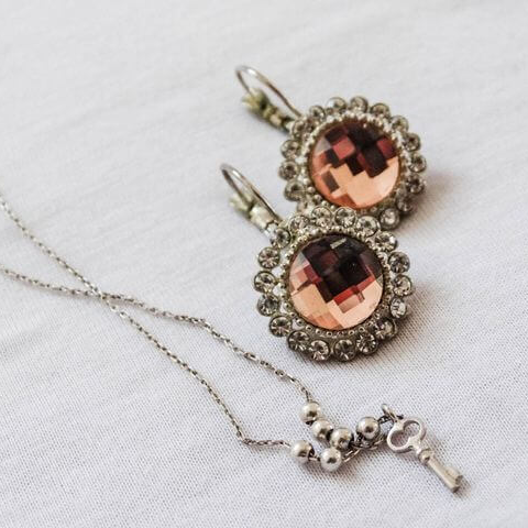 Rotaslietas, dekoratīvie akmentiņi