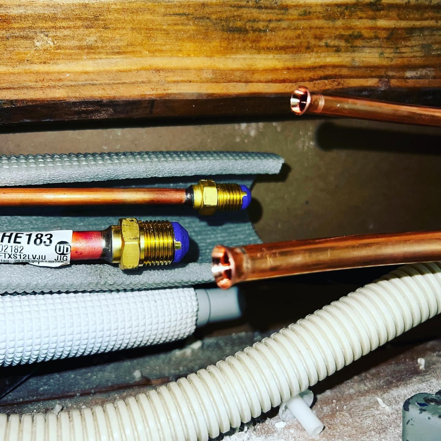 Copper pipes with a label that says he183 on it