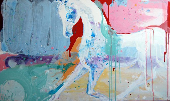 Et fargerikt maleri av en hvit hest med blå flekker på.