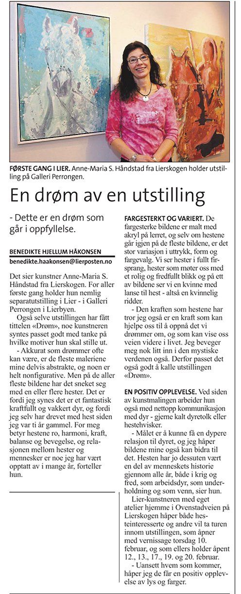 En kvinne i rosa skjorte står foran et maleri.