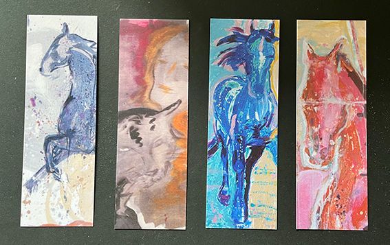 Fire malerier av hester er stilt opp på en svart bakgrunn