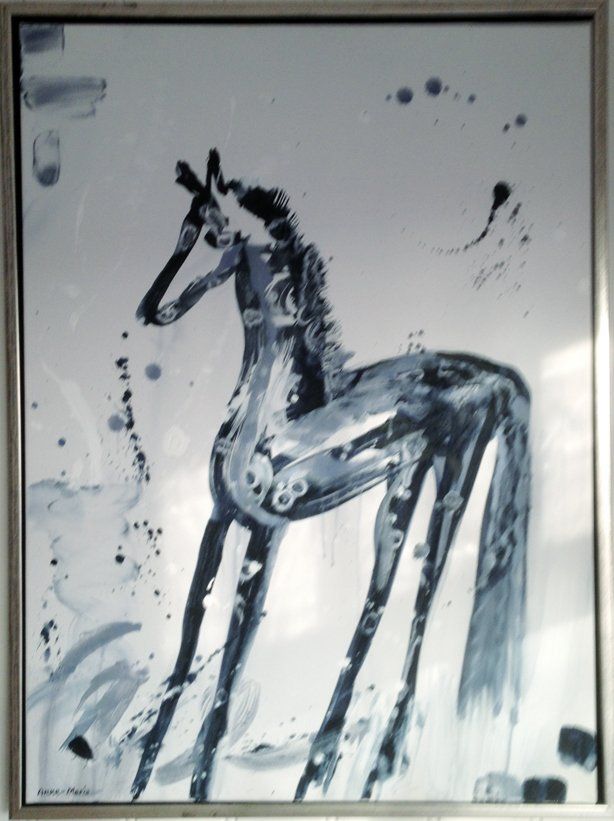 Et svart-hvitt maleri av en hest i sølvramme