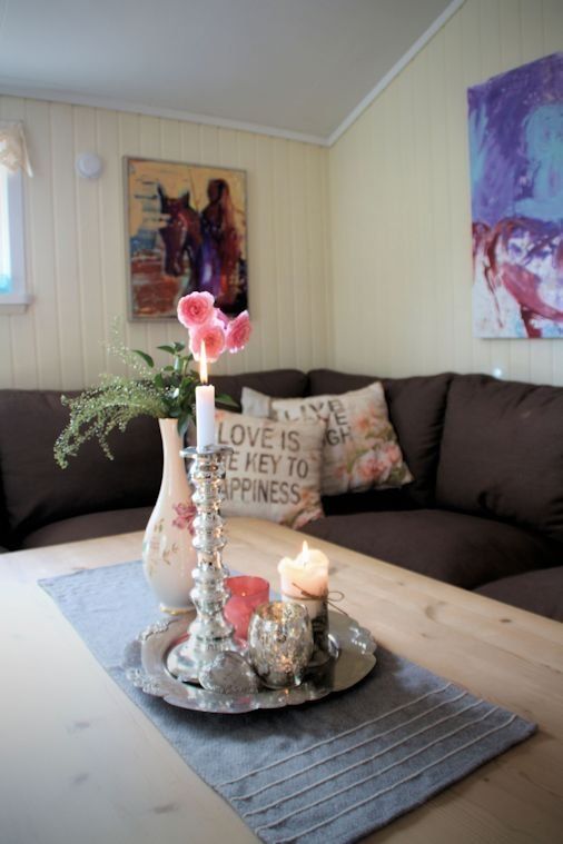 En stue med en pute som sier at kjærlighet er nøkkelen til lykke