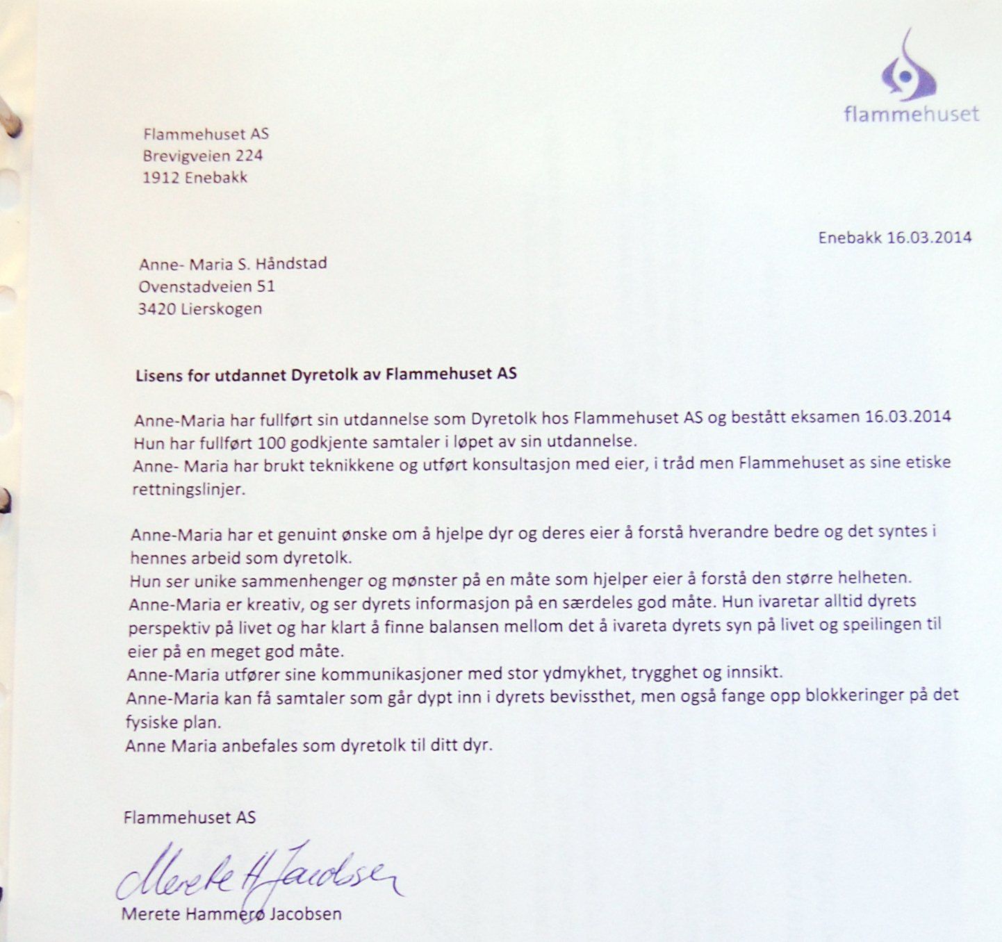 Et brev med en flammehuset logoen på