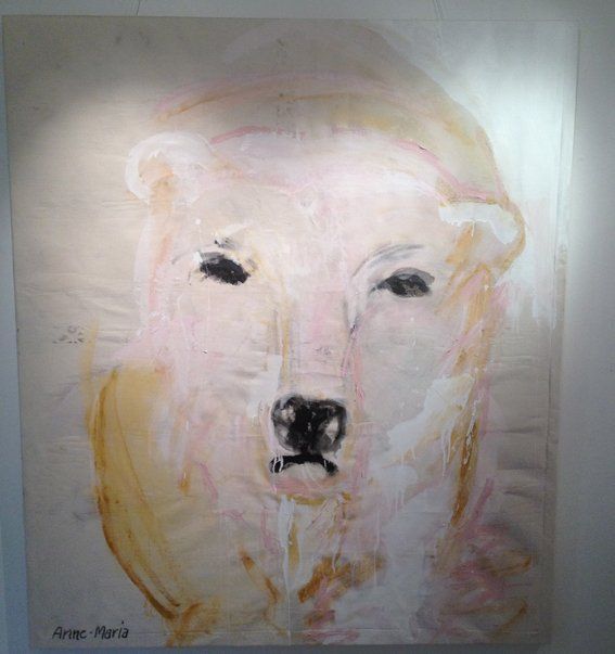 Et maleri av en isbjørns ansikt på en hvit vegg.