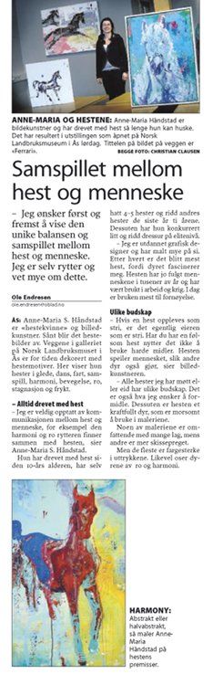 En kvinne står foran et maleri av en hest. I en Avis.