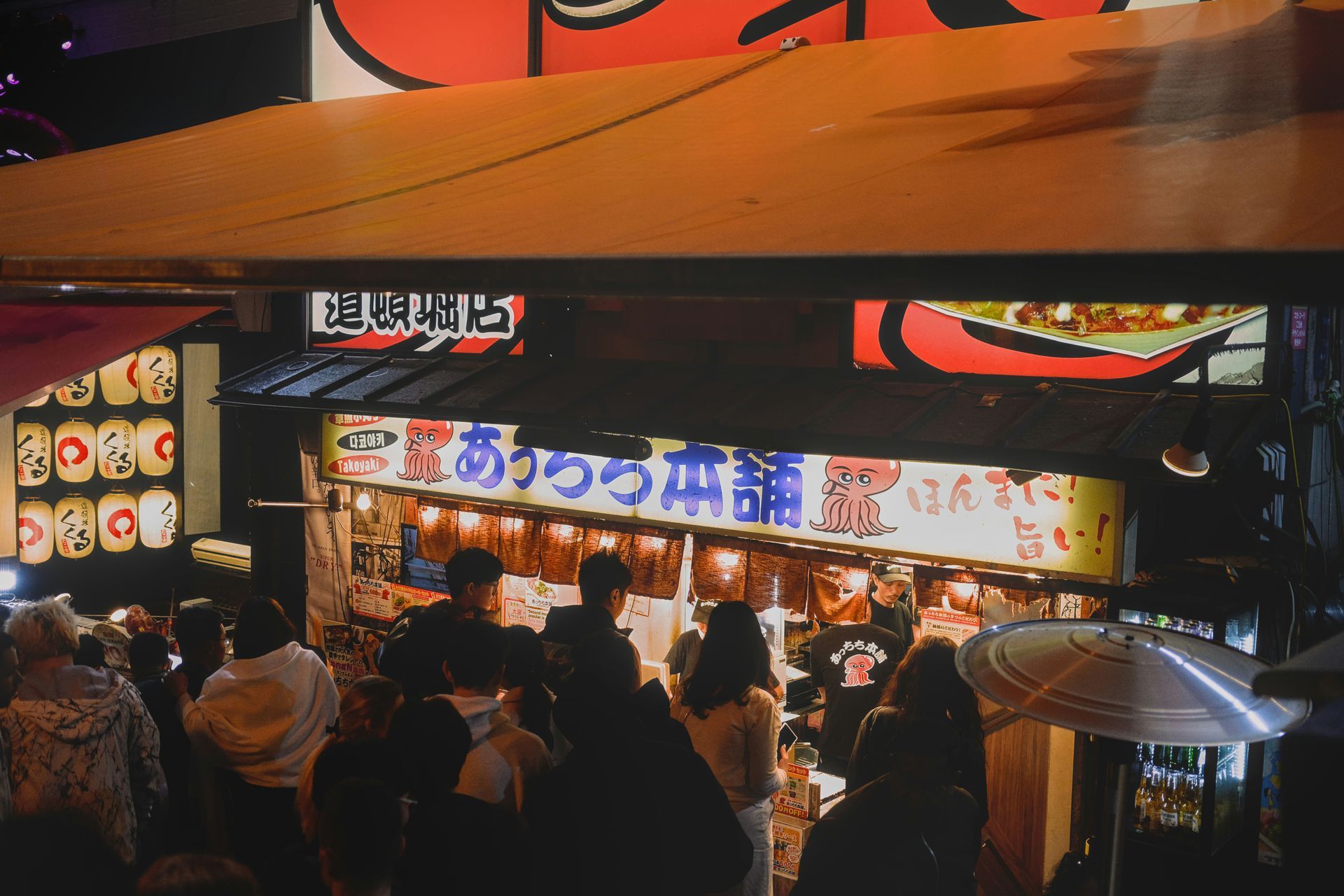 Kulinarischer Spaziergang durch Osaka mit Street Food wie Takoyaki und japanischen Desserts