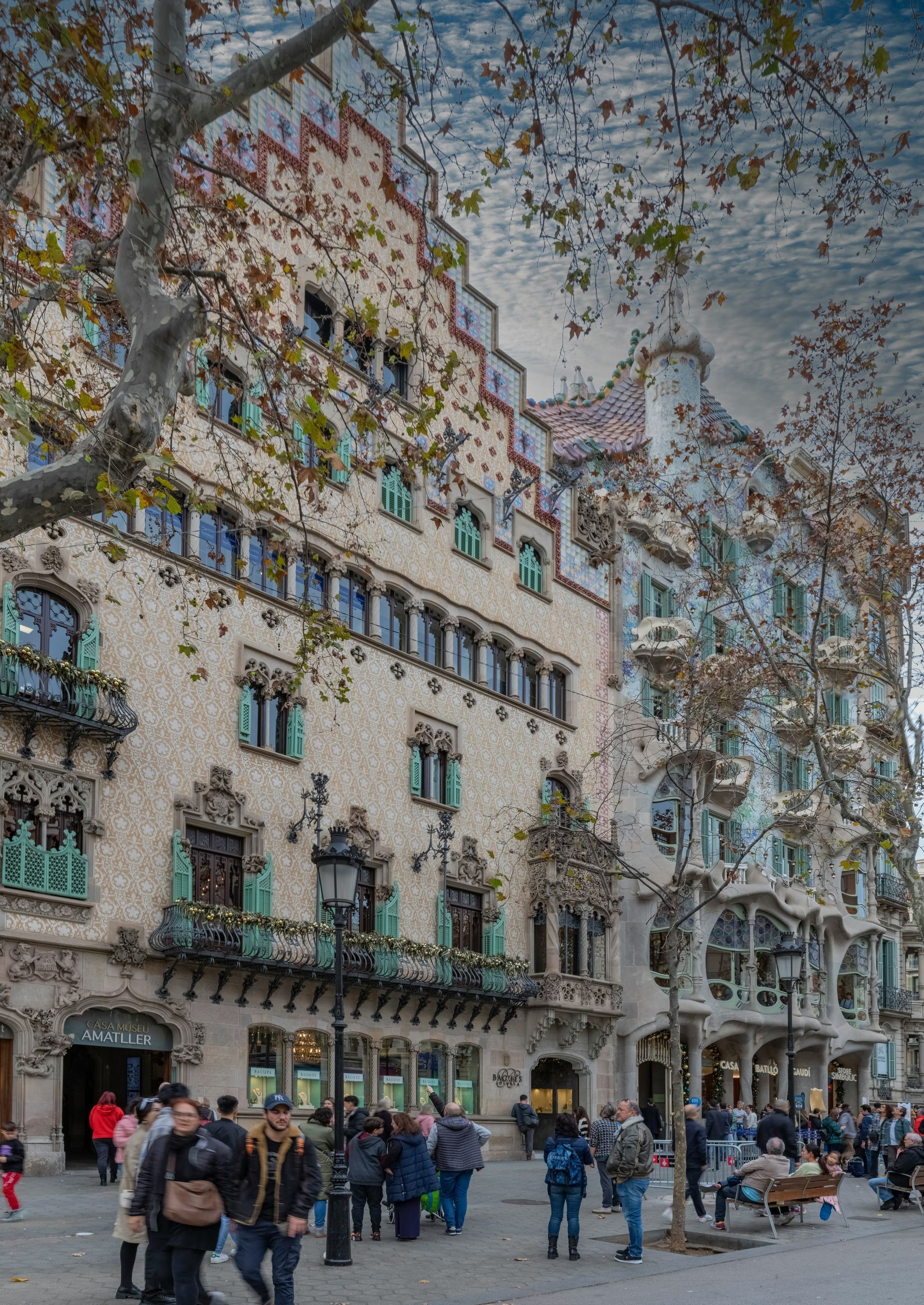 Reisender probiert Tapas und Vermut in einer lokalen Taverne in Gràcia, Barcelona