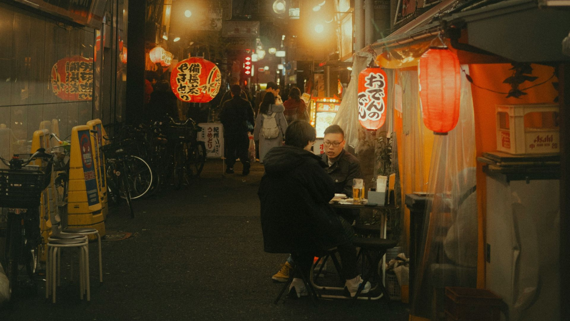 Winterliches Street Food und beleuchtete Gassen in Ueno, Tokio