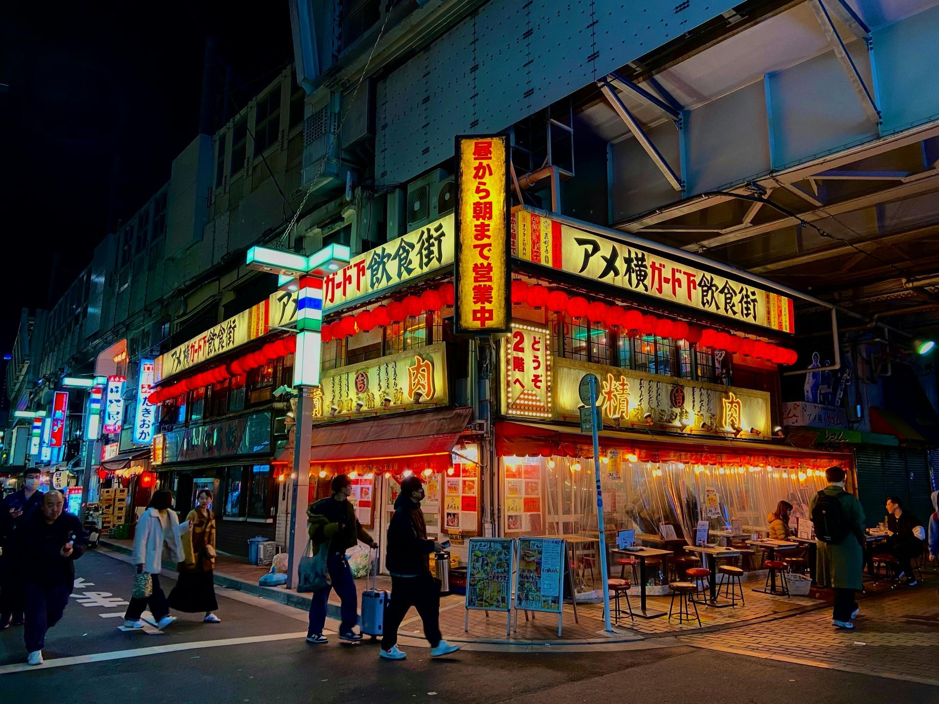 Reisende genießen Sushi und Yakitori in Ueno, Tokio