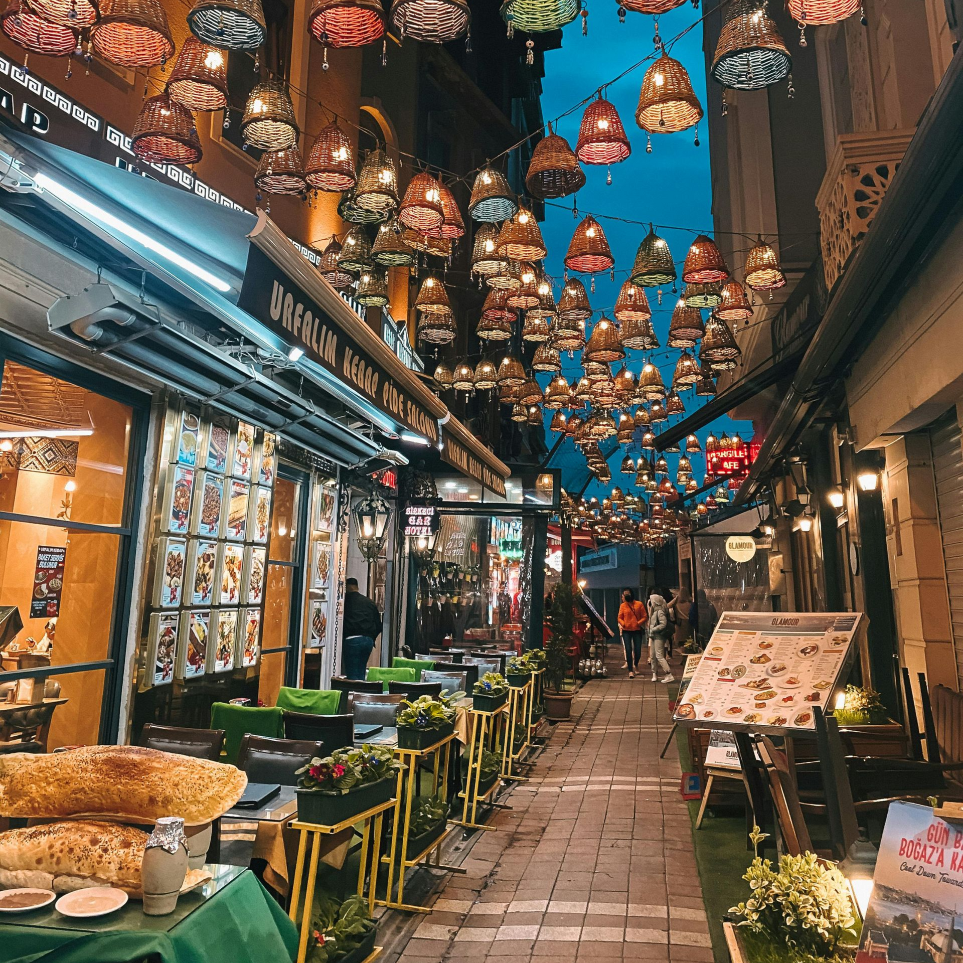 Winterliches Street Food in Kadıköy, serviert von lokalen Verkäufern.