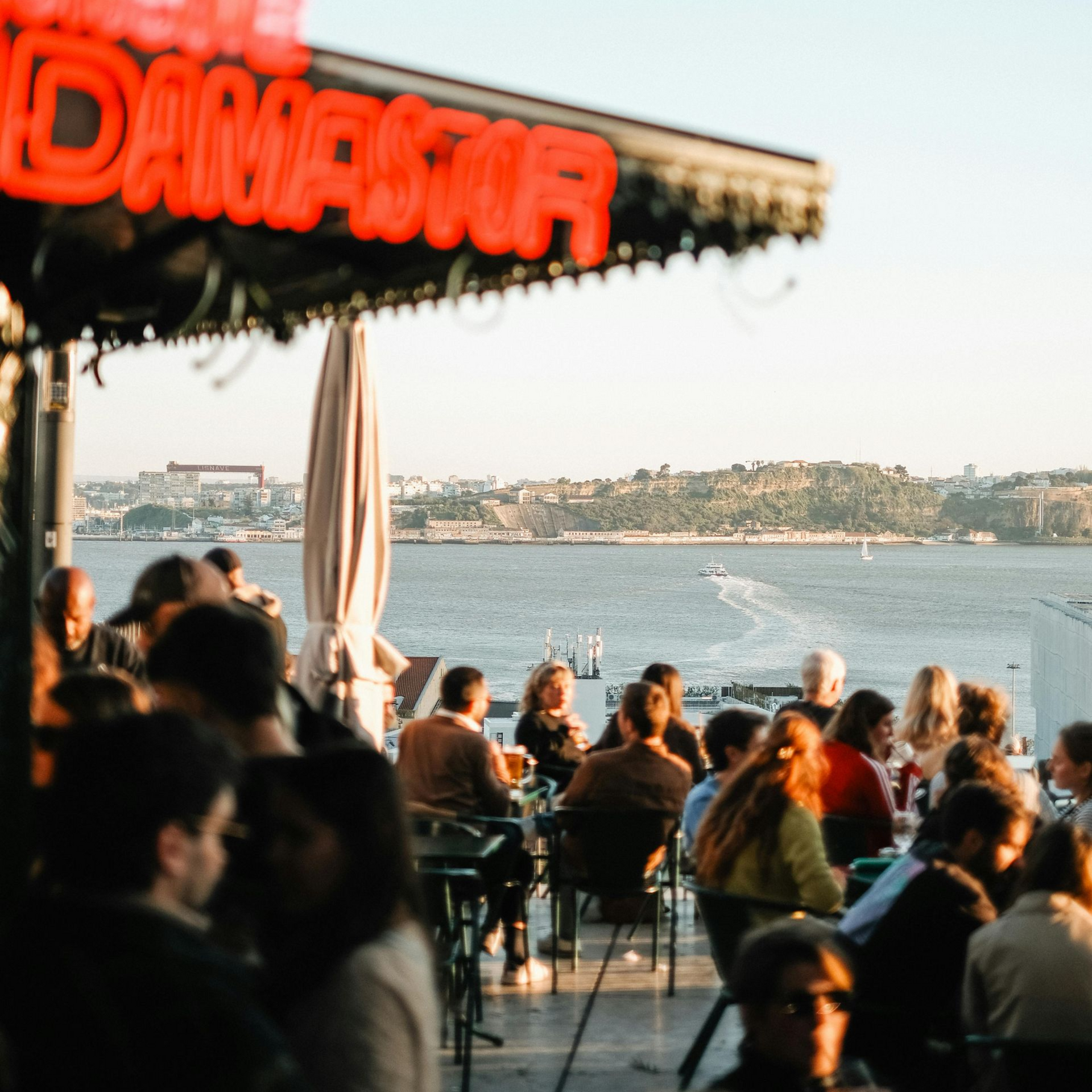 Tour gastronómico em Lisboa Baixa com bifana, sardinhas, pastel de nata e ginjinha.