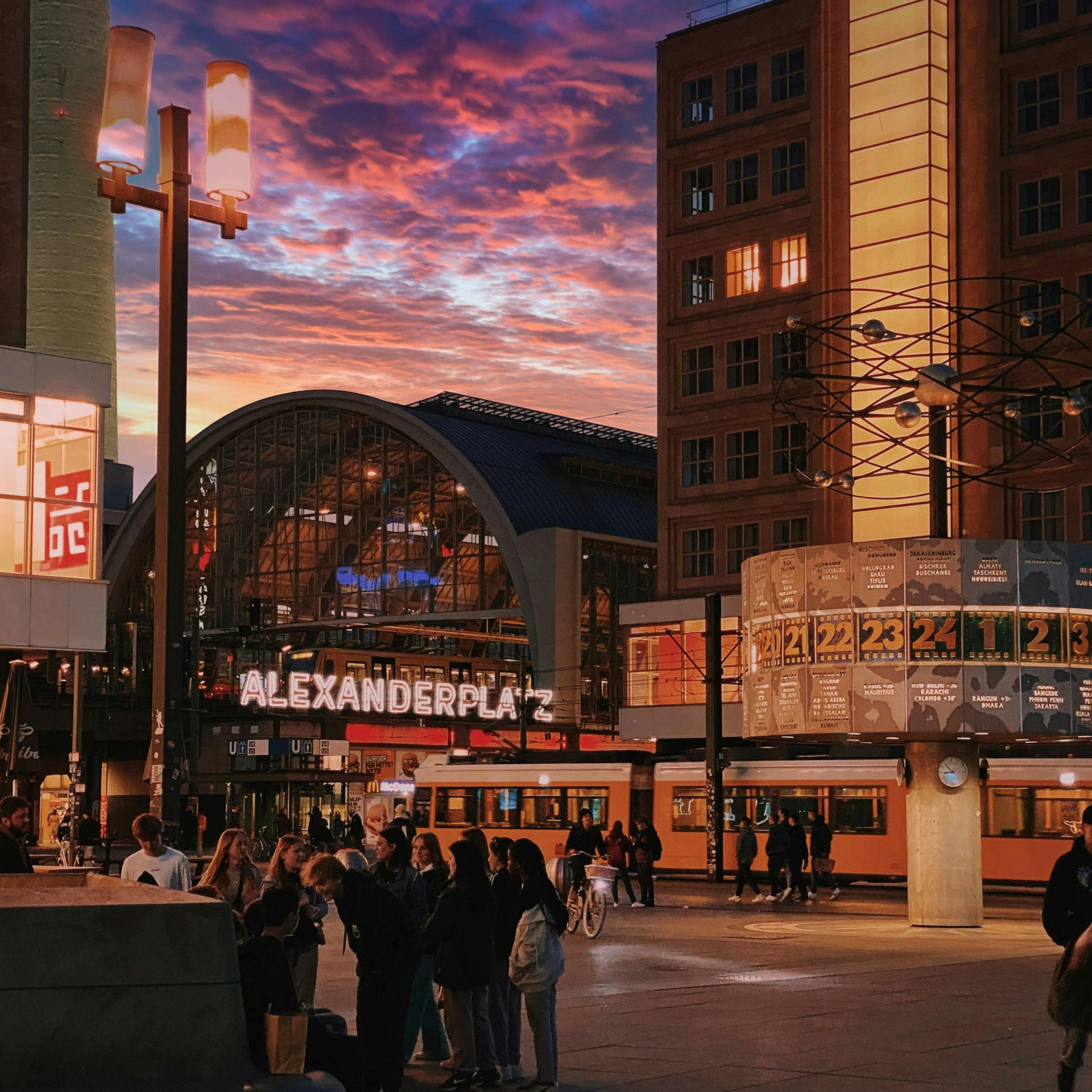 Einheimische genießen Currywurst und Pommdöner an einem versteckten Street-Food-Stand in Berlin