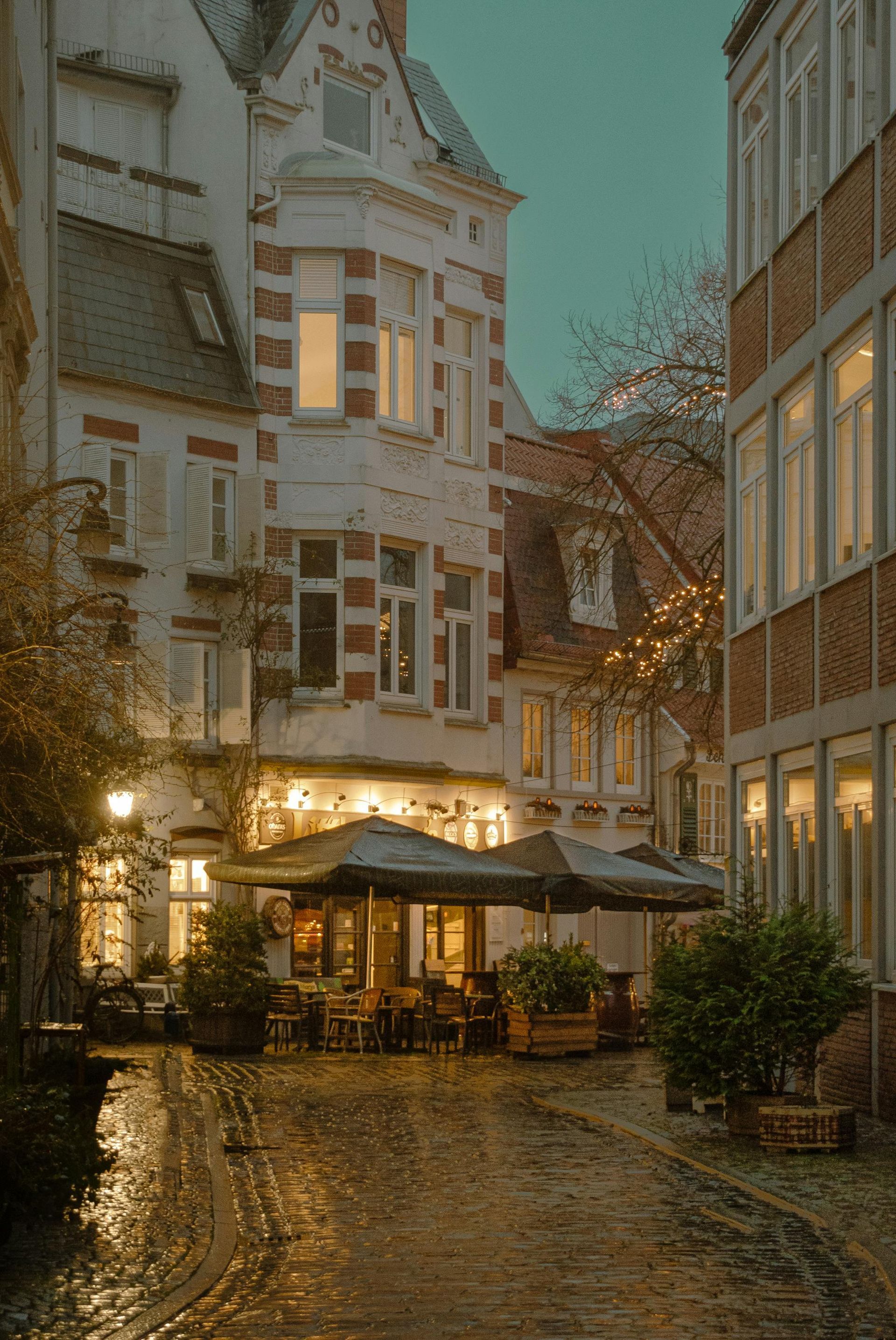 Winterliche Gassen in Gràcia, Barcelona mit warmem Licht und gemütlichen lokalen Food-Spots.