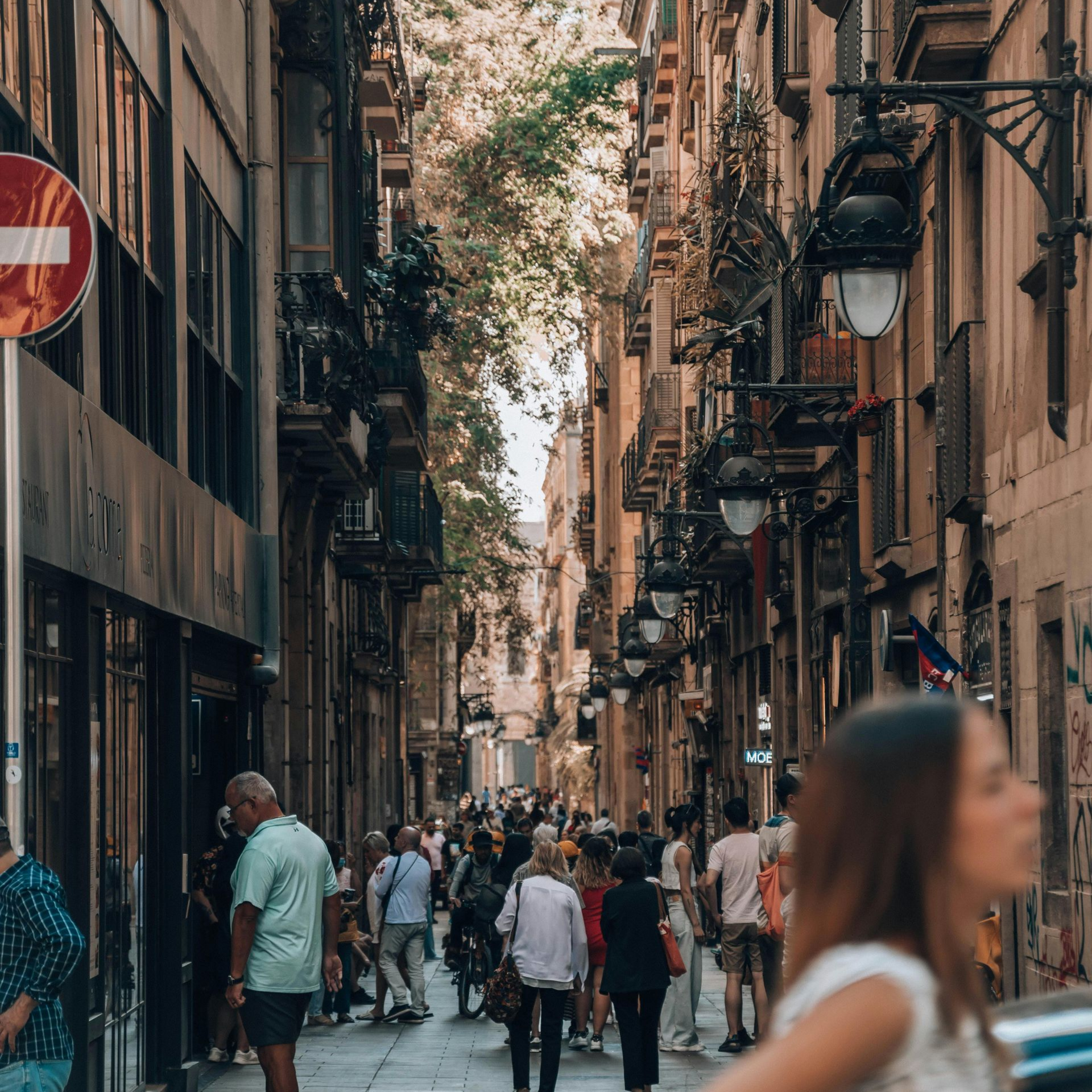 Reisender genießt Tapas und Vermut in Grà cia, Barcelona – authentische katalanische Food Tour