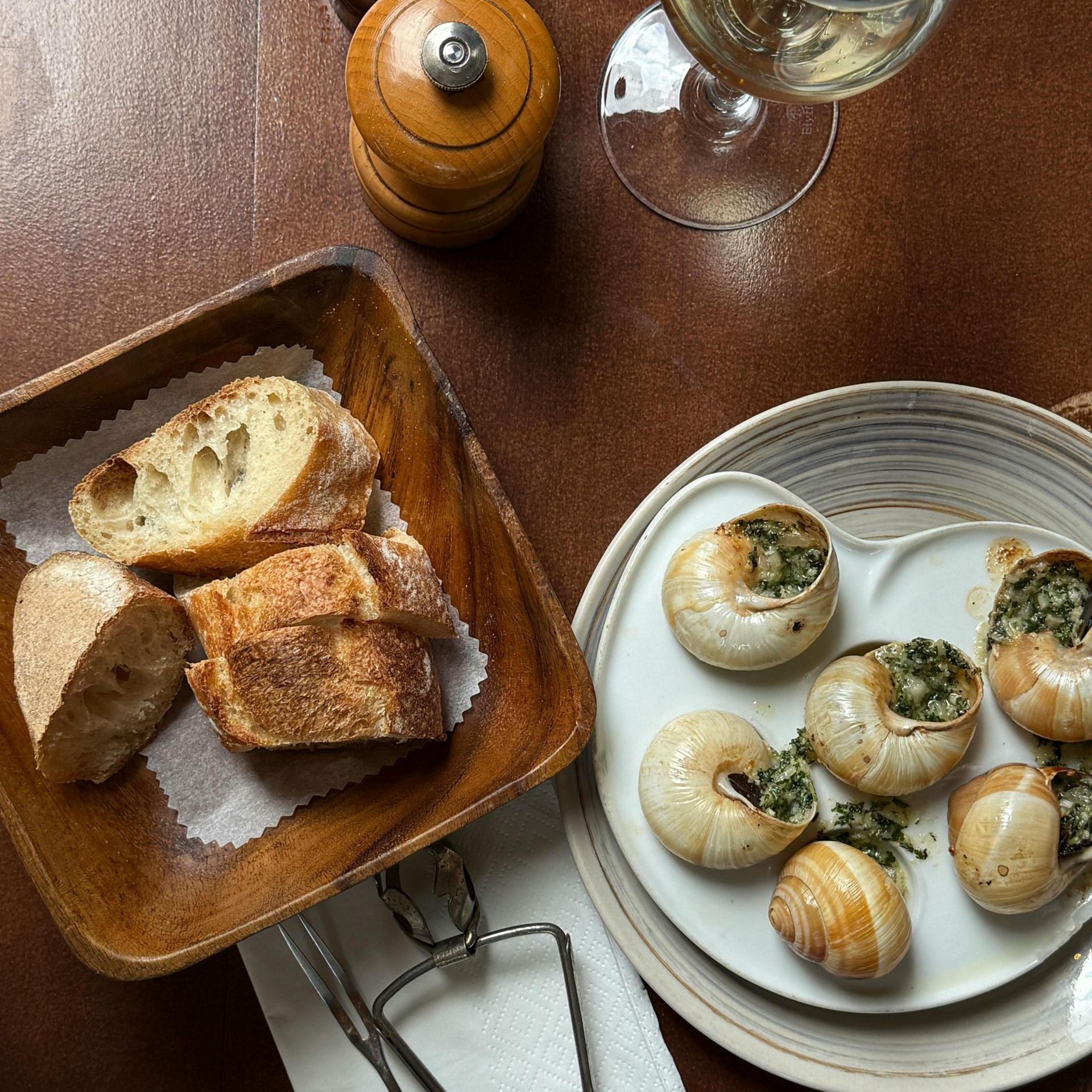 Tisch in Le Marais mit Galette, Escargots, Käseplatte, Croissant, Pain au Chocolat und Macarons