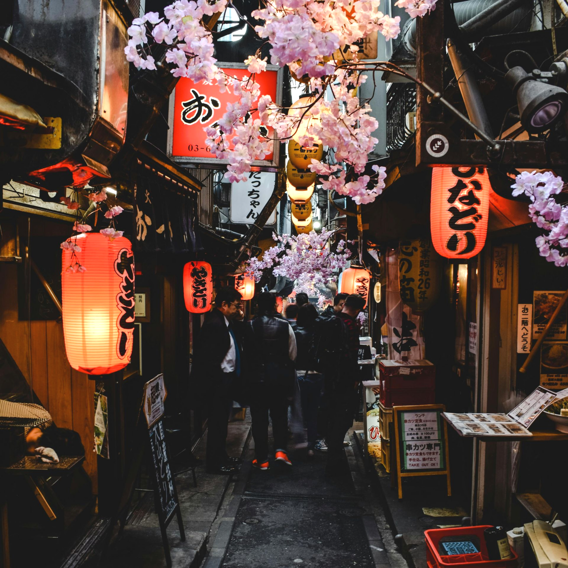 Reisende probieren Streetfood im Ameyoko-Markt, Ueno, Tokio