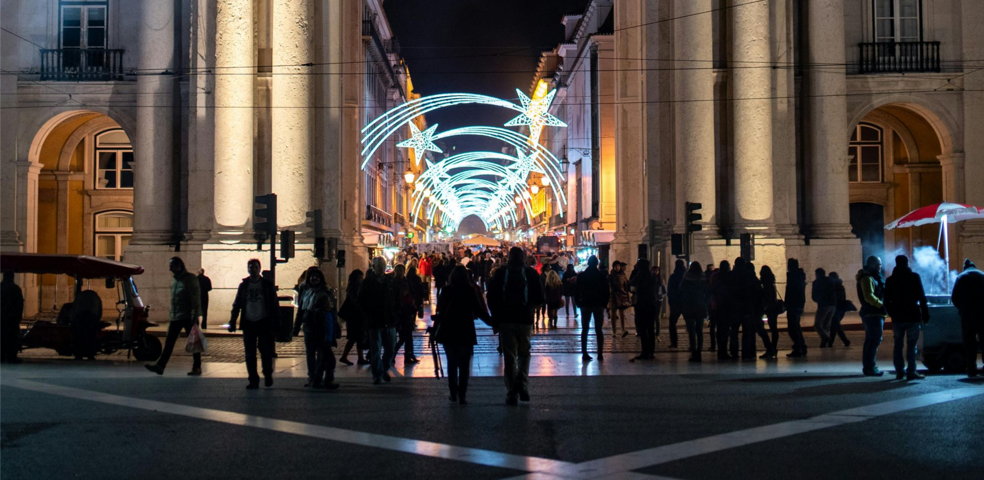 Pastel de nata, bolo rei e copos de Ginjinha sob as luzes de Natal do Baixa de Lisboa