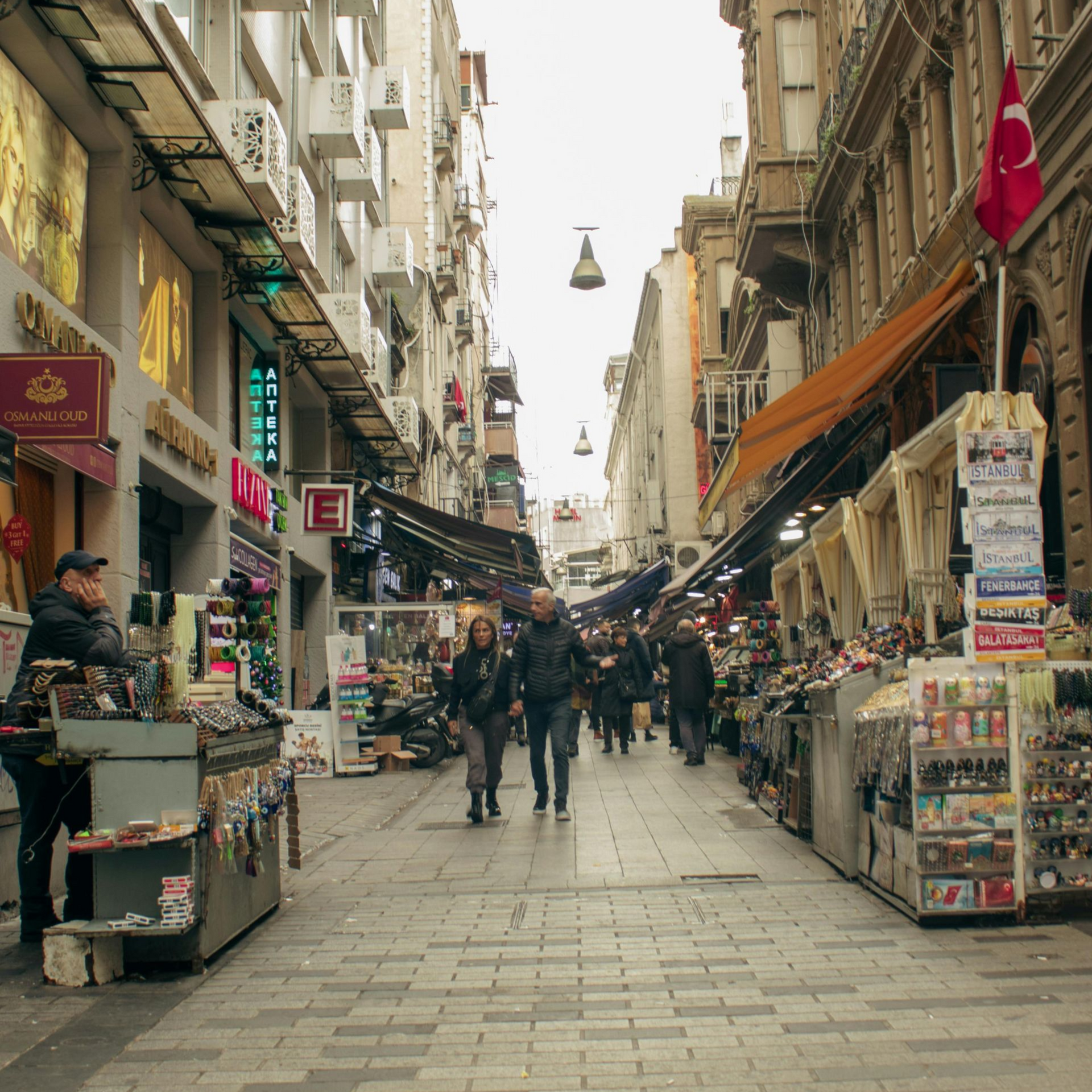 Reisende genießen Street Food mit einer lokalen Guide in Kadıköy, Istanbul.
