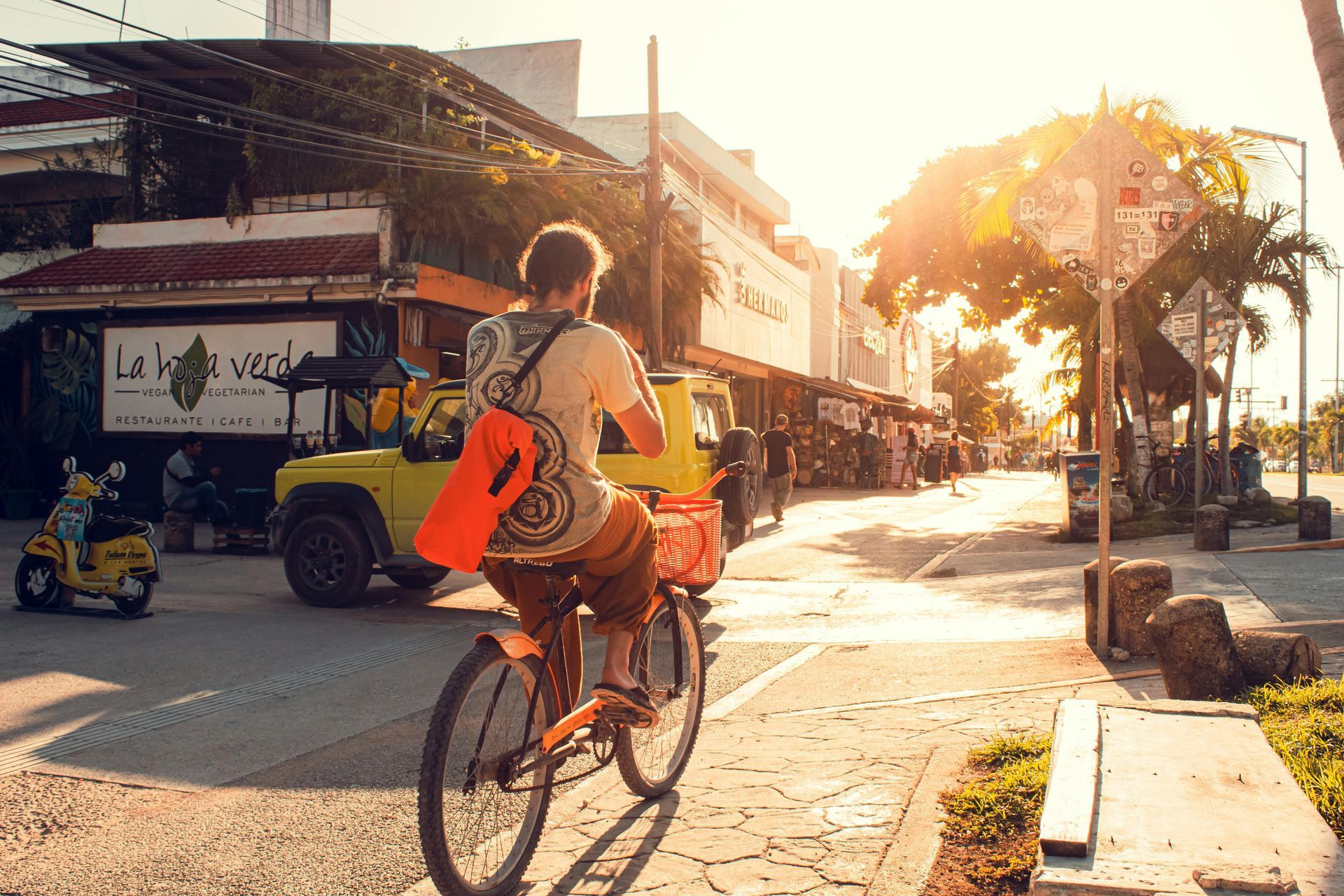 Straßenverkäufer servieren Tacos und Esquites in La Condesa, Mexiko-Stadt.